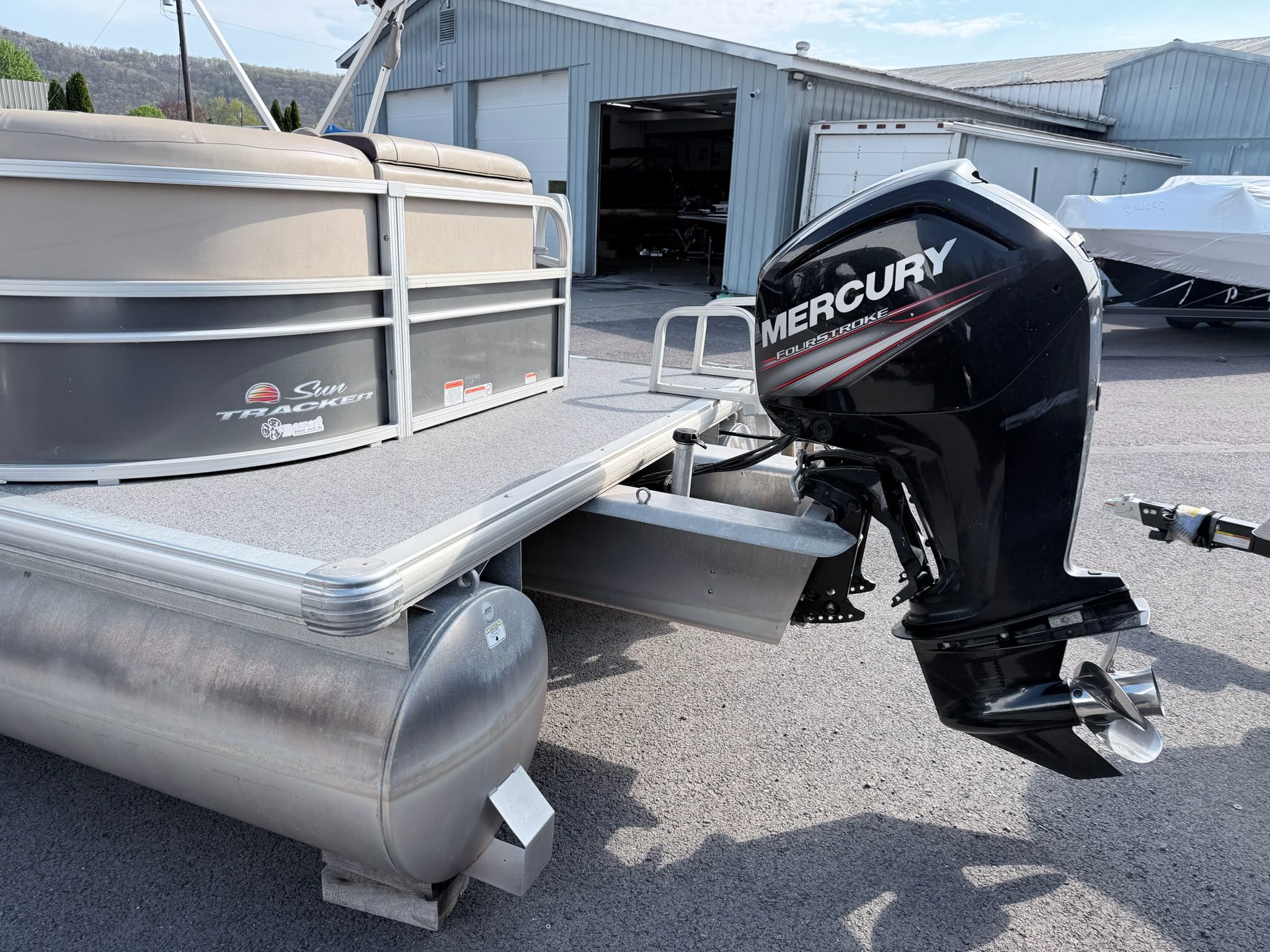 2018 Sun Tracker Party Barge 20 DLX - 27