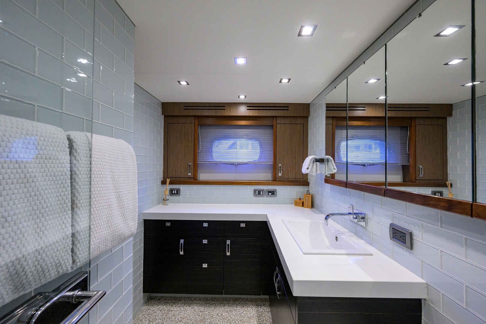 2013 Hatteras 80 Motor Yacht - Image 25