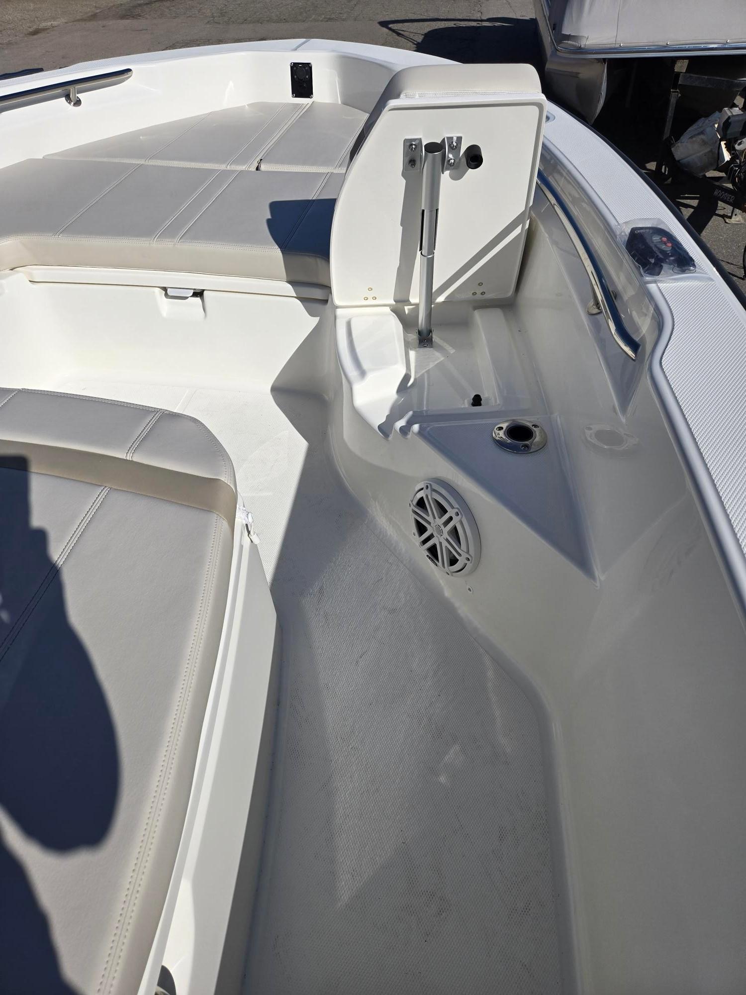 2025 Boston Whaler 250 Dauntless - 19