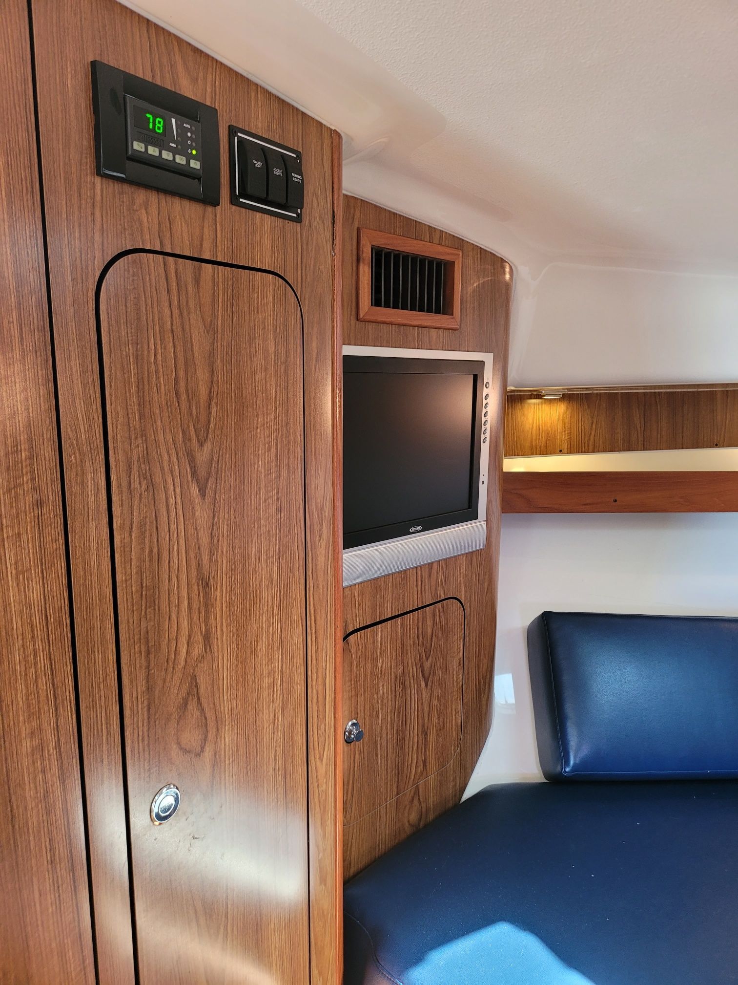 2009 Pursuit OS 375 Offshore - 23