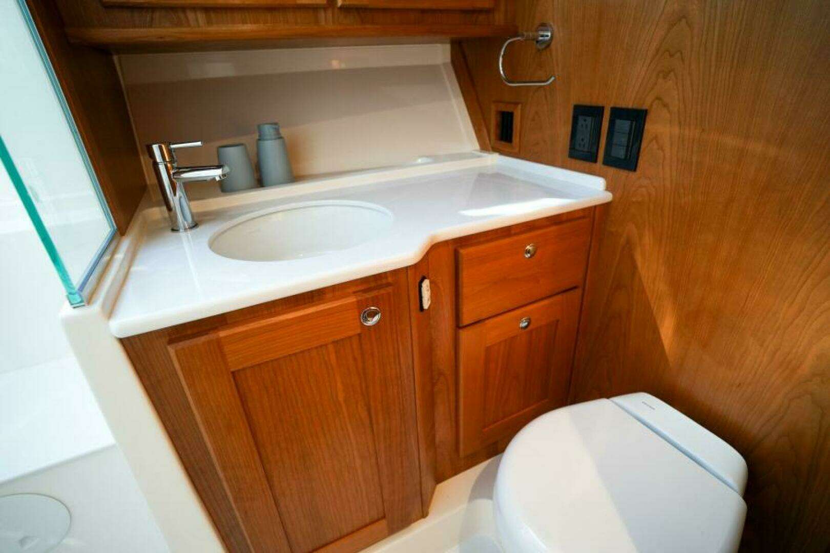 2027 Sabre 51 Salon Express - Image 32