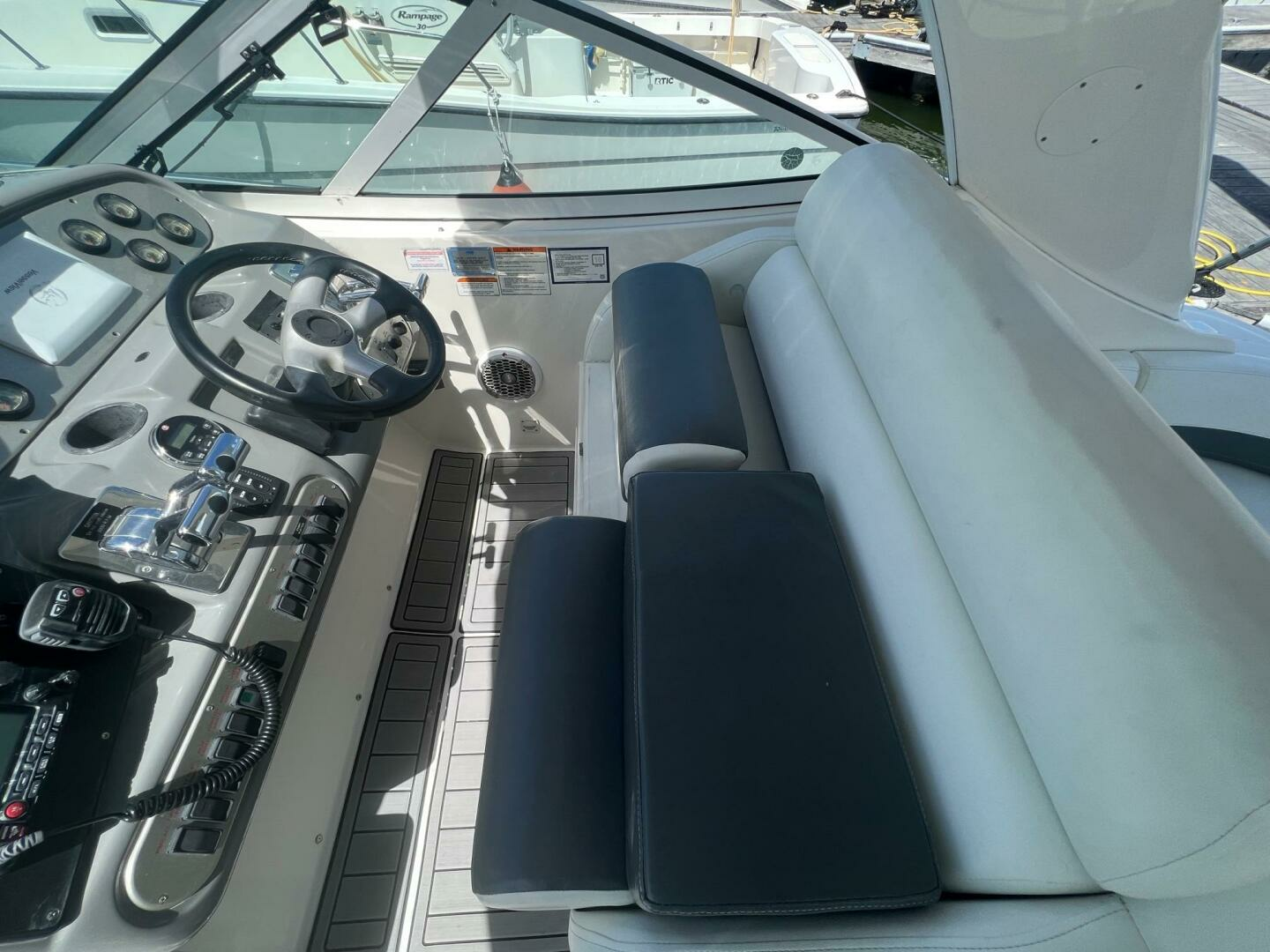 2007 Cruisers Yachts 340 Express - Image 13