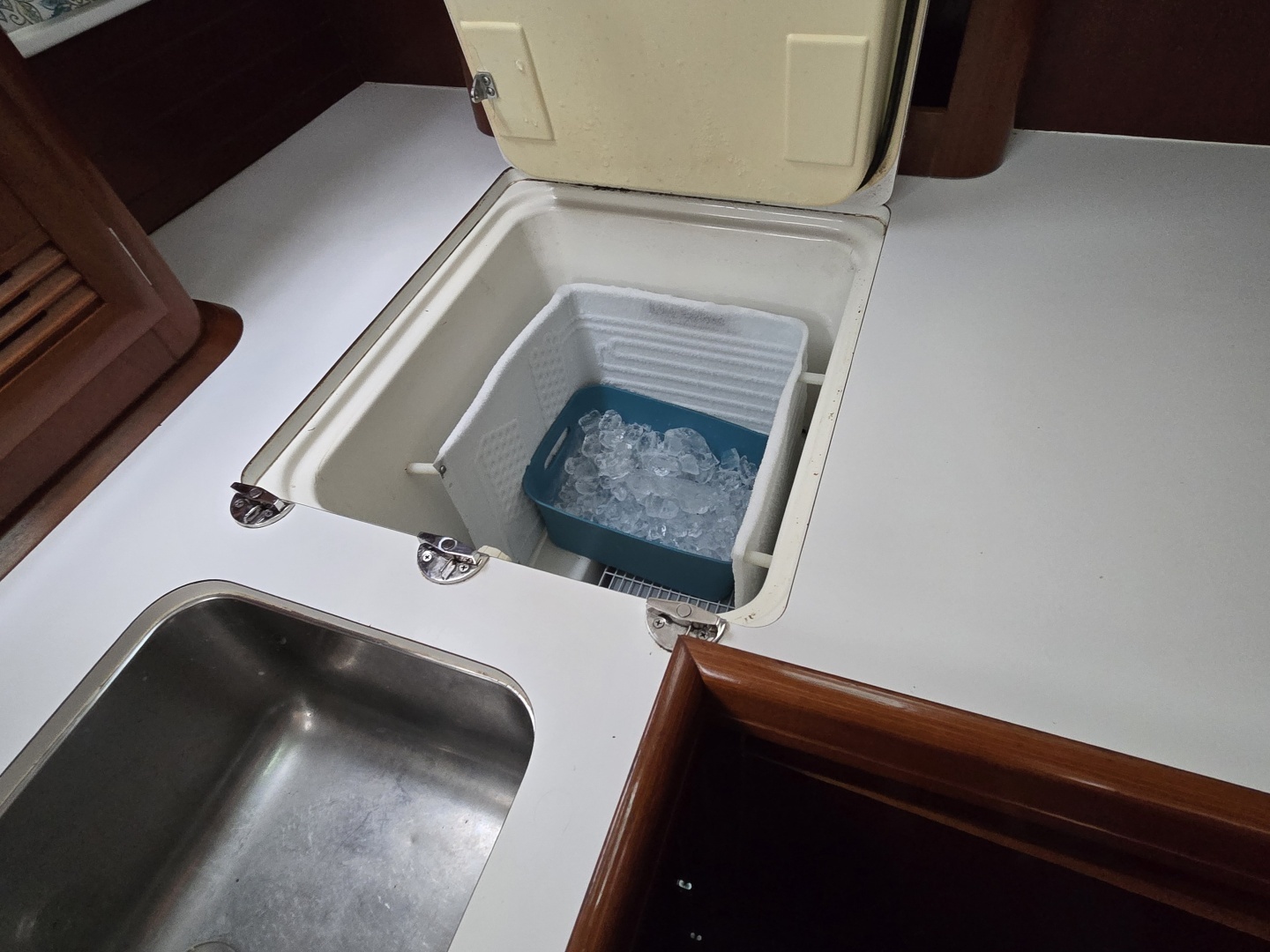 2004 Beneteau 423 - Image 41