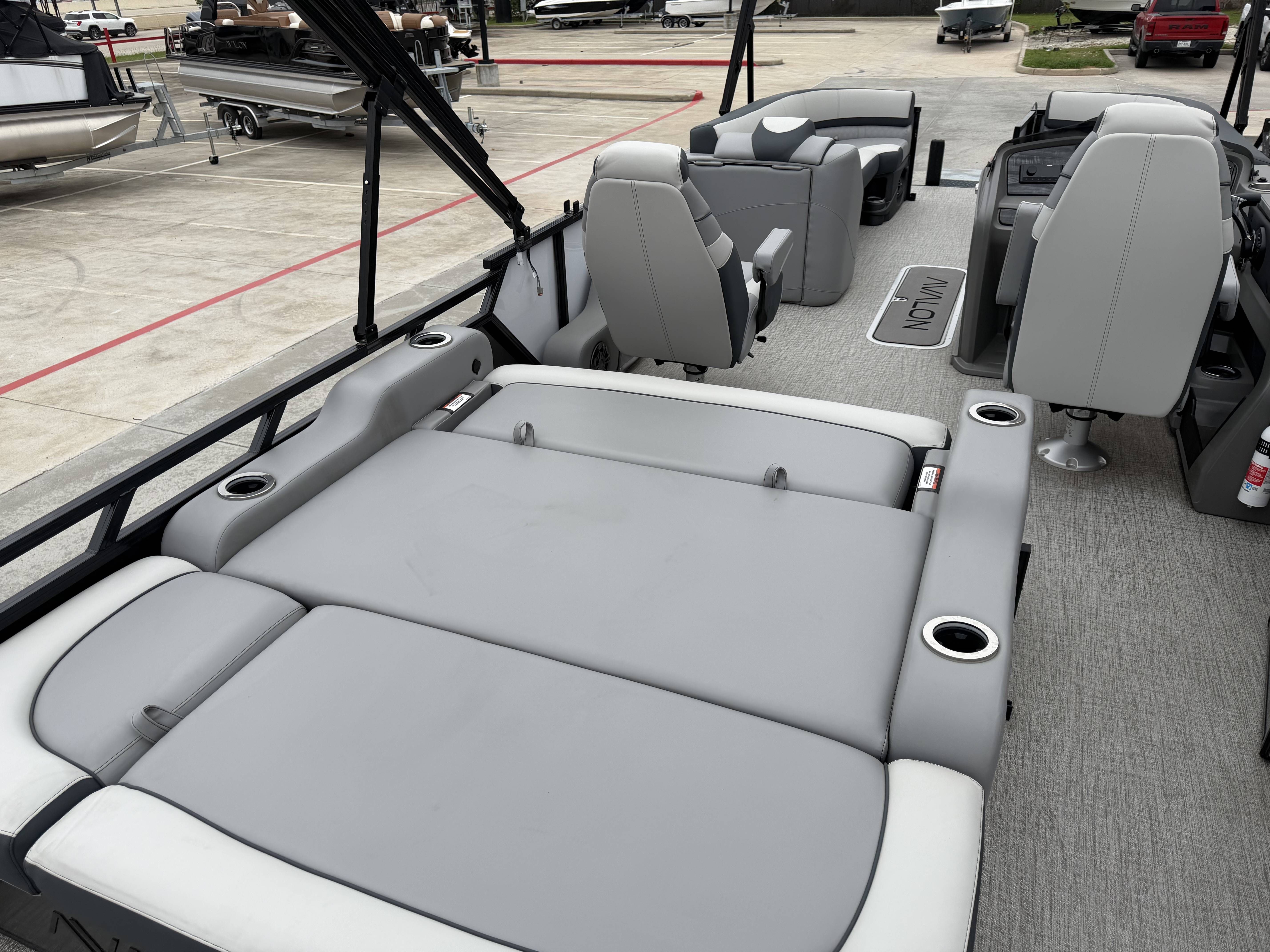 2025 Avalon LSZ Versatile Rear Bench - 25' - 20