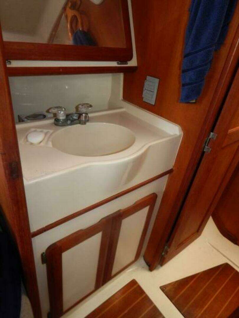 1992 Hunter 33.5 - Image 9