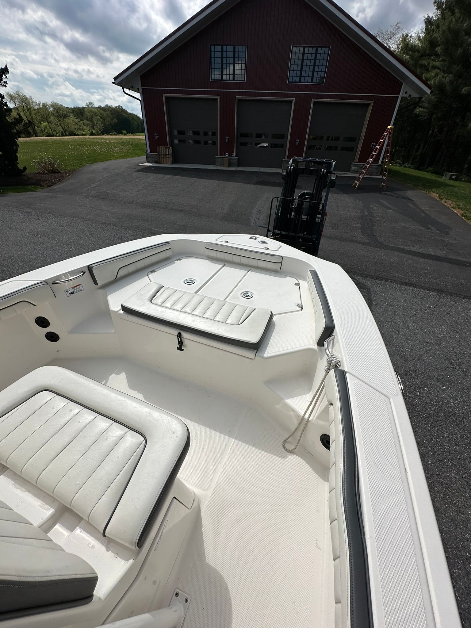2017 Yamaha Boats 190 FSH Sport in front of red building.