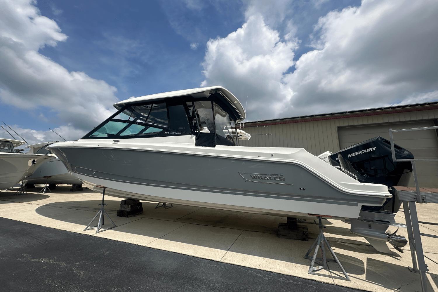 2025 Boston Whaler 330 Vantage - 7