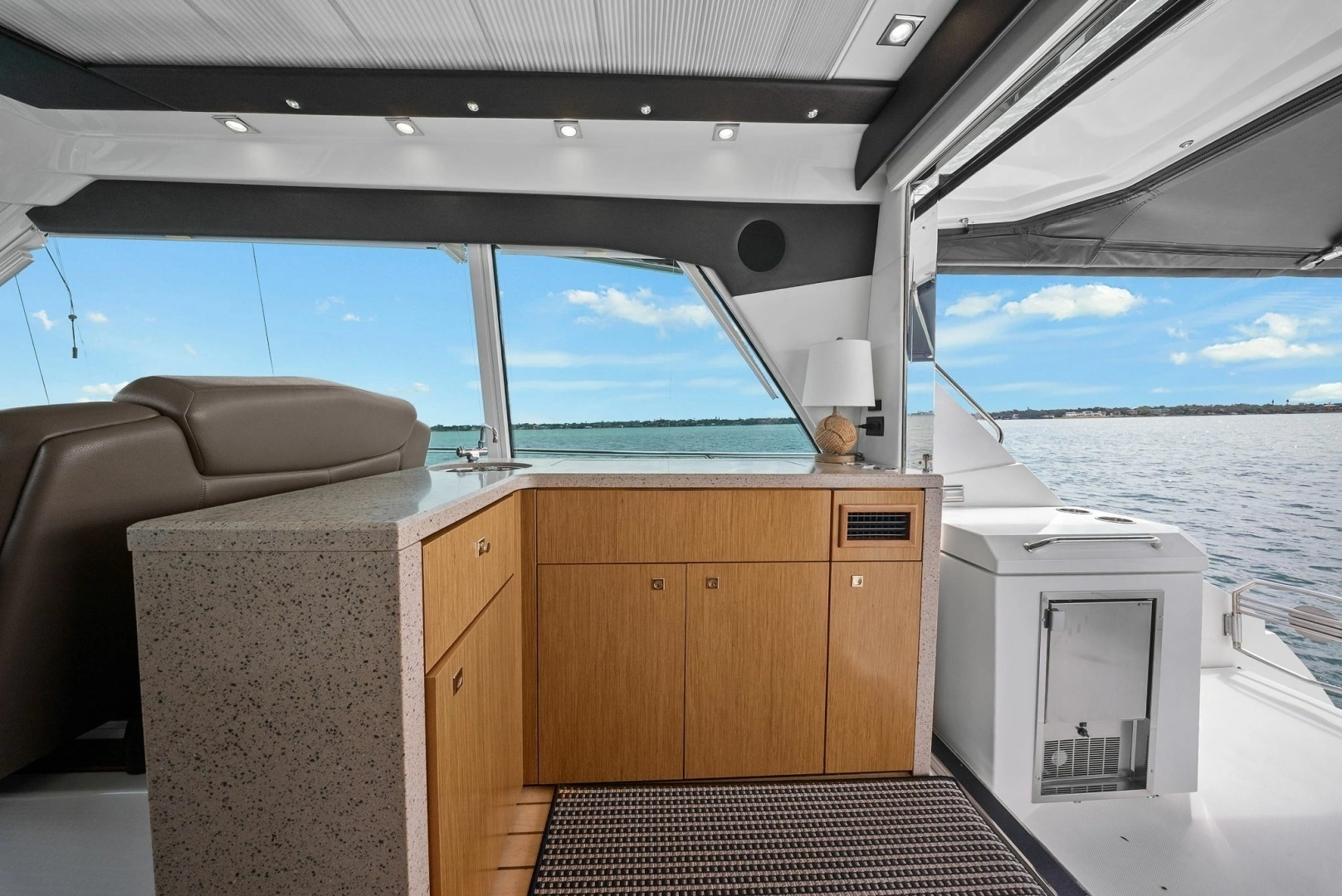 2014 Cruisers Yachts 48 Cantius - Image 14