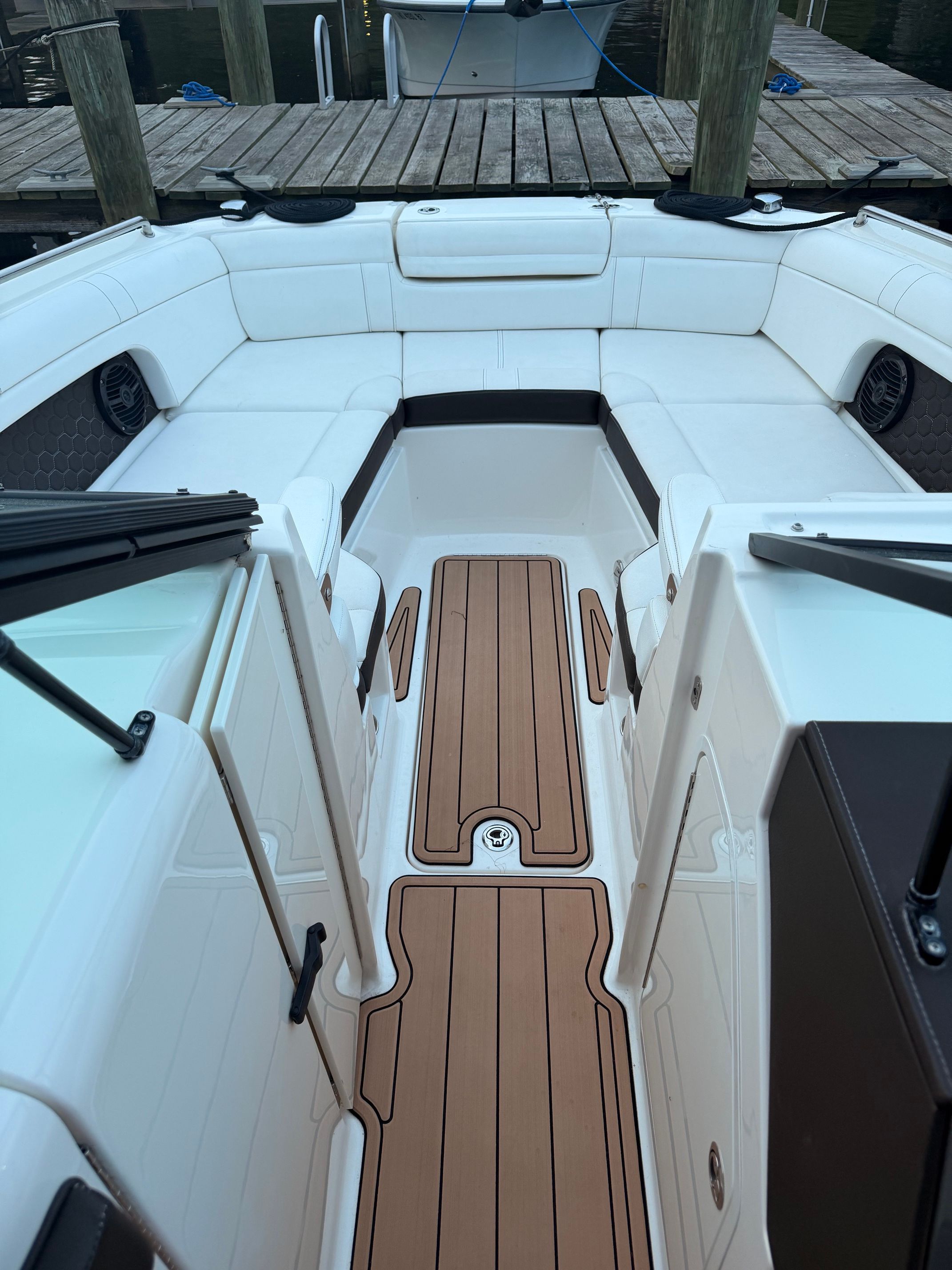 The image shows the cockpit of a 2018 Sea Ray SDX 270 Outboard with white upholstery.