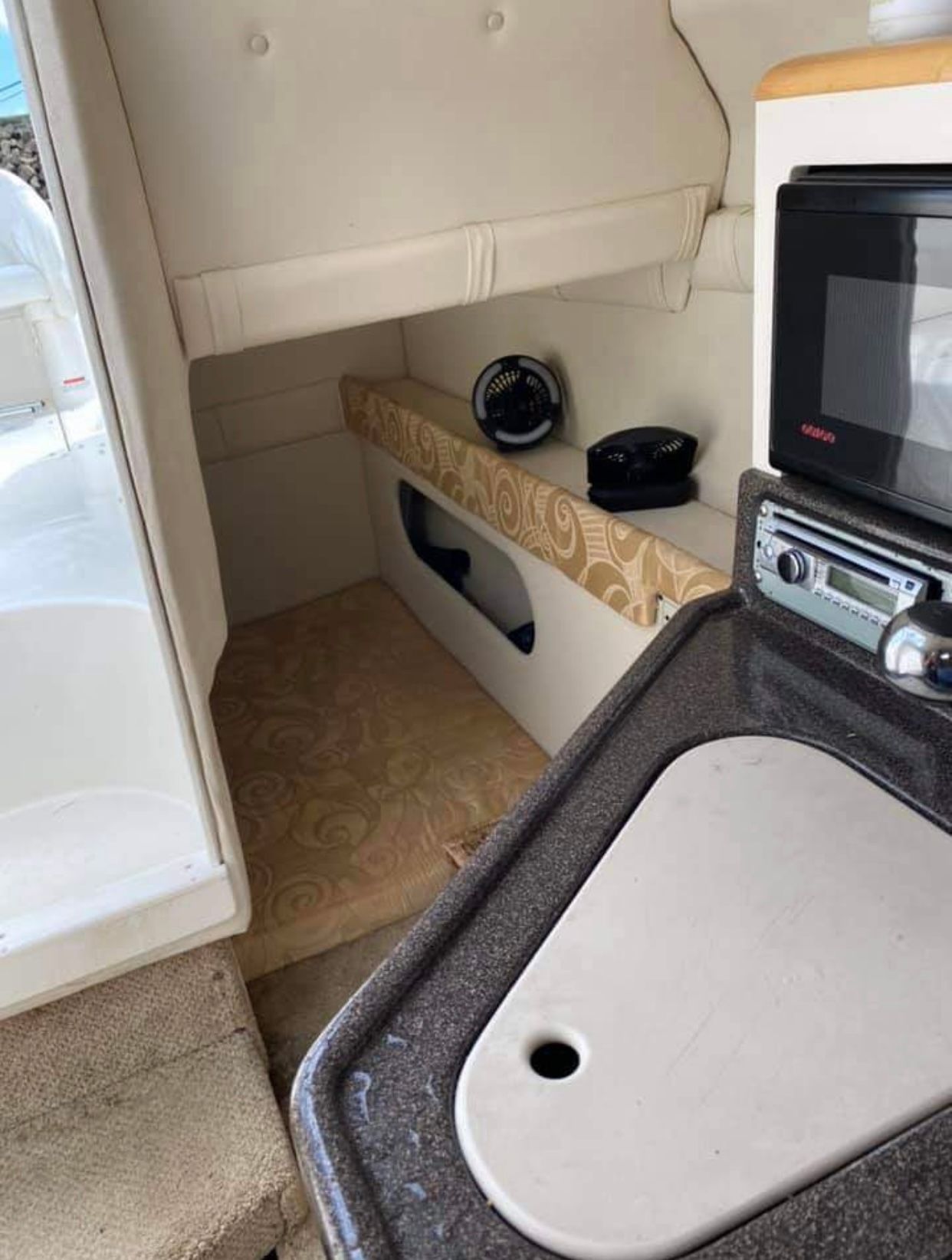 2001 Larson Cabrio 254 Mid Cabin Cruiser - 8