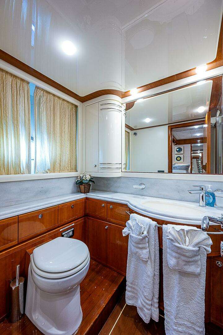 2006 Ferretti Yachts 830 - Image 93
