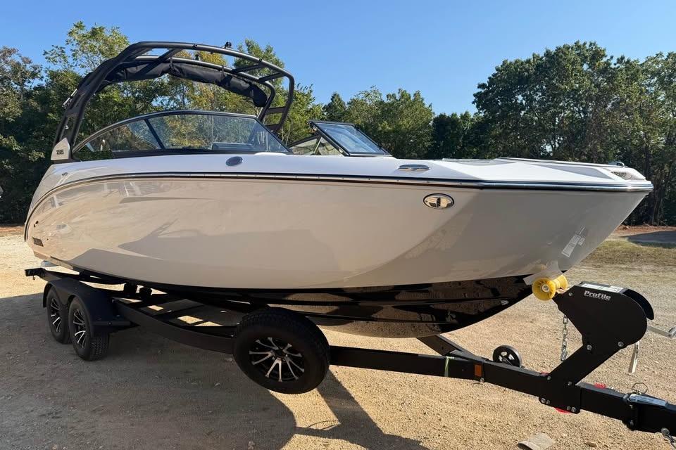 2026 Yamaha Boats 252S on trailer, sleek design, parked outdoors.
