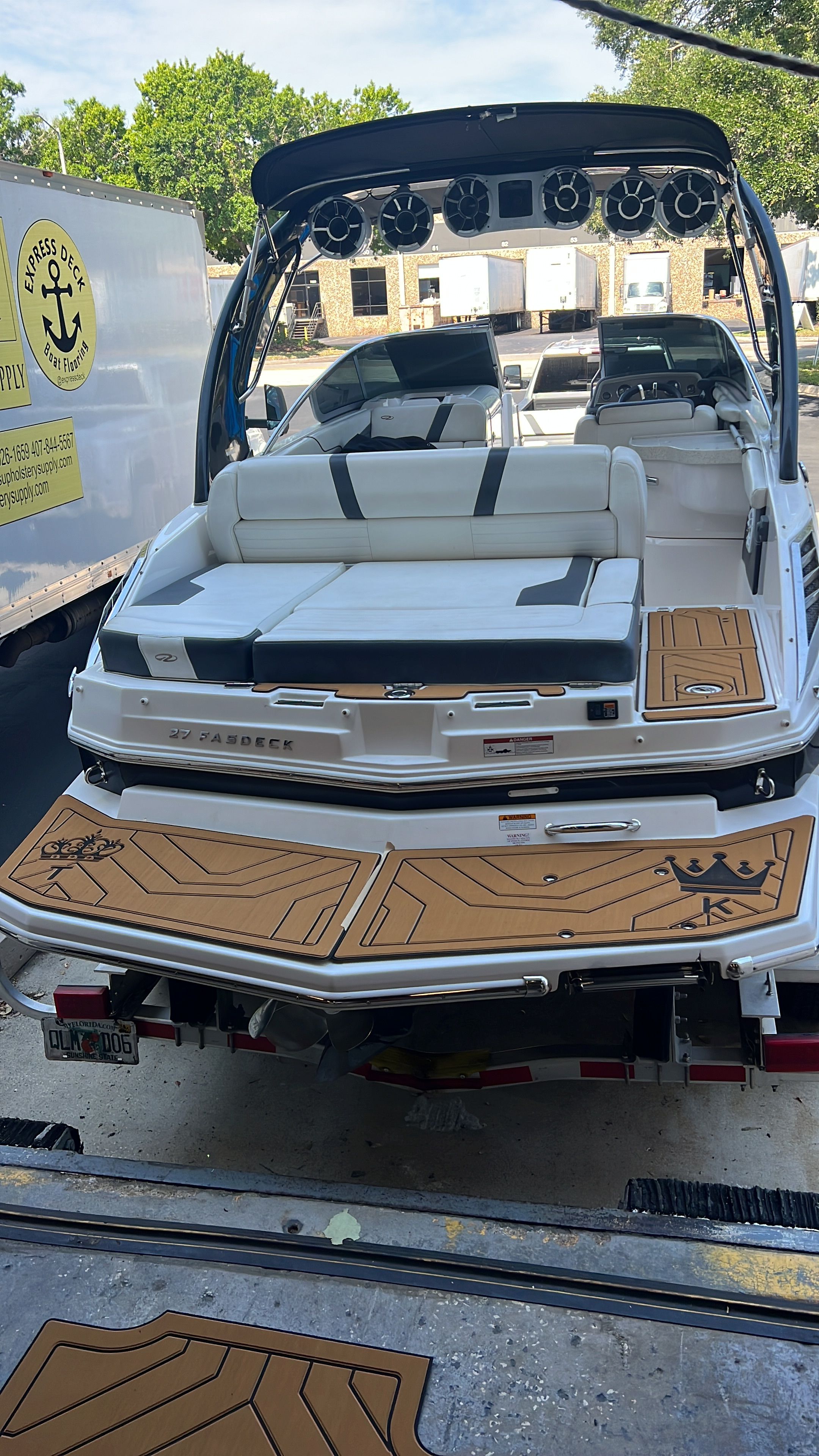 2016 Regal 27 FasDeck boat with luxurious interior and speakers.