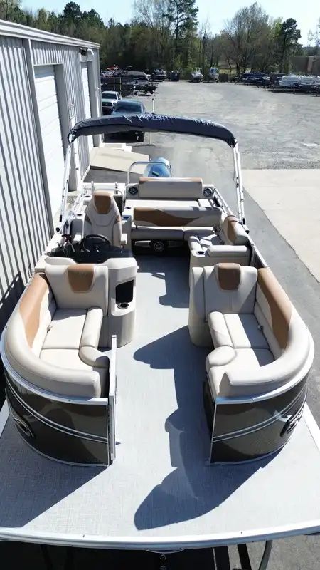 2026 Avalon LSZ Versatile Rear Lounger 23FT - 14