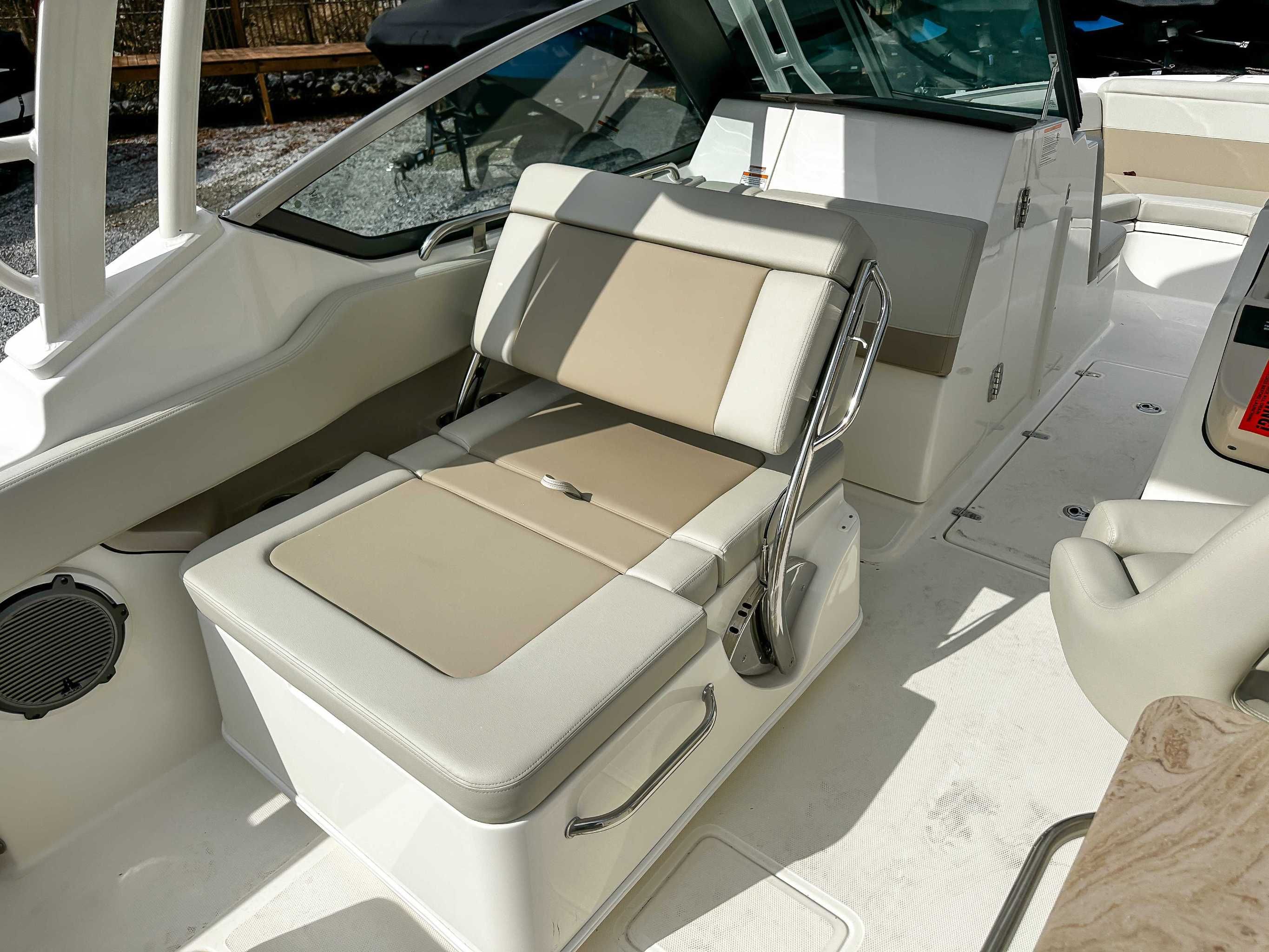 2025 Boston Whaler 240 Vantage - 14