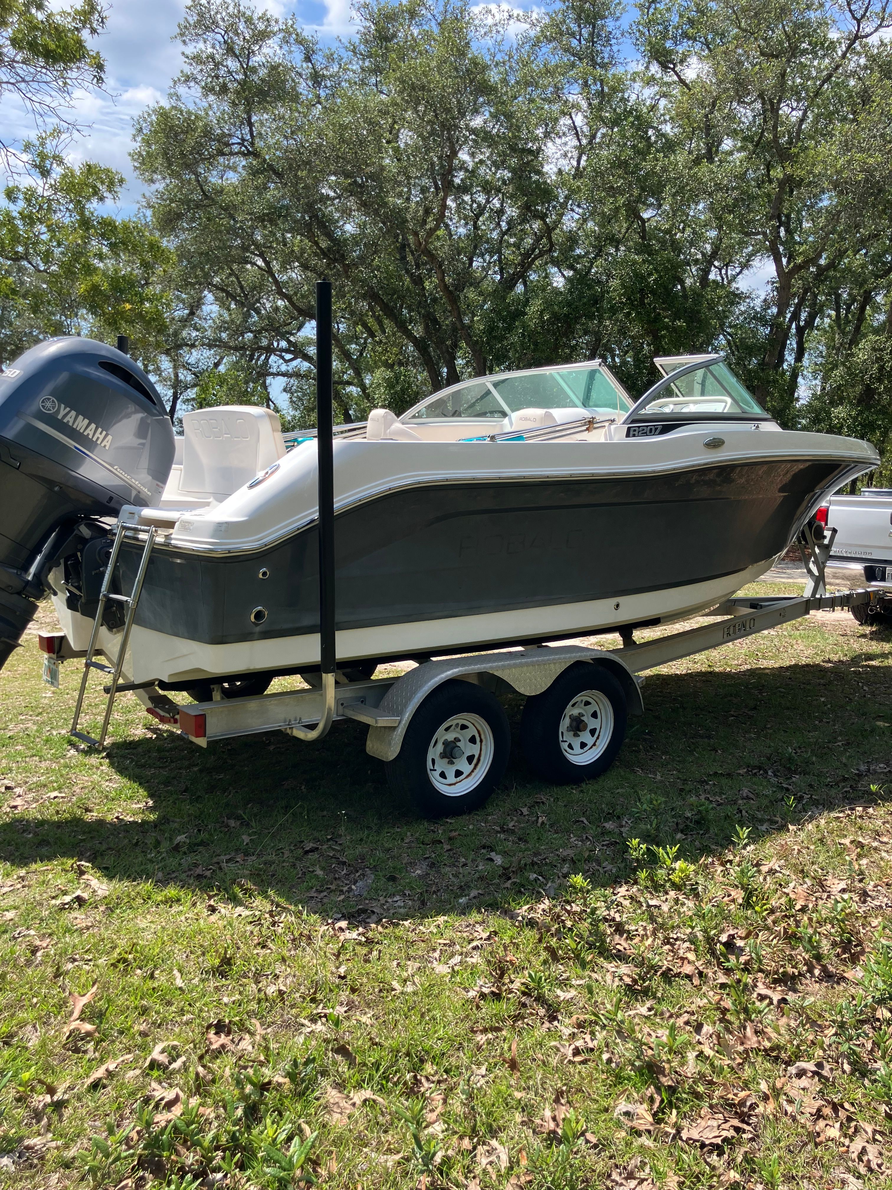 2017 Robalo R207 Dual Console - 2