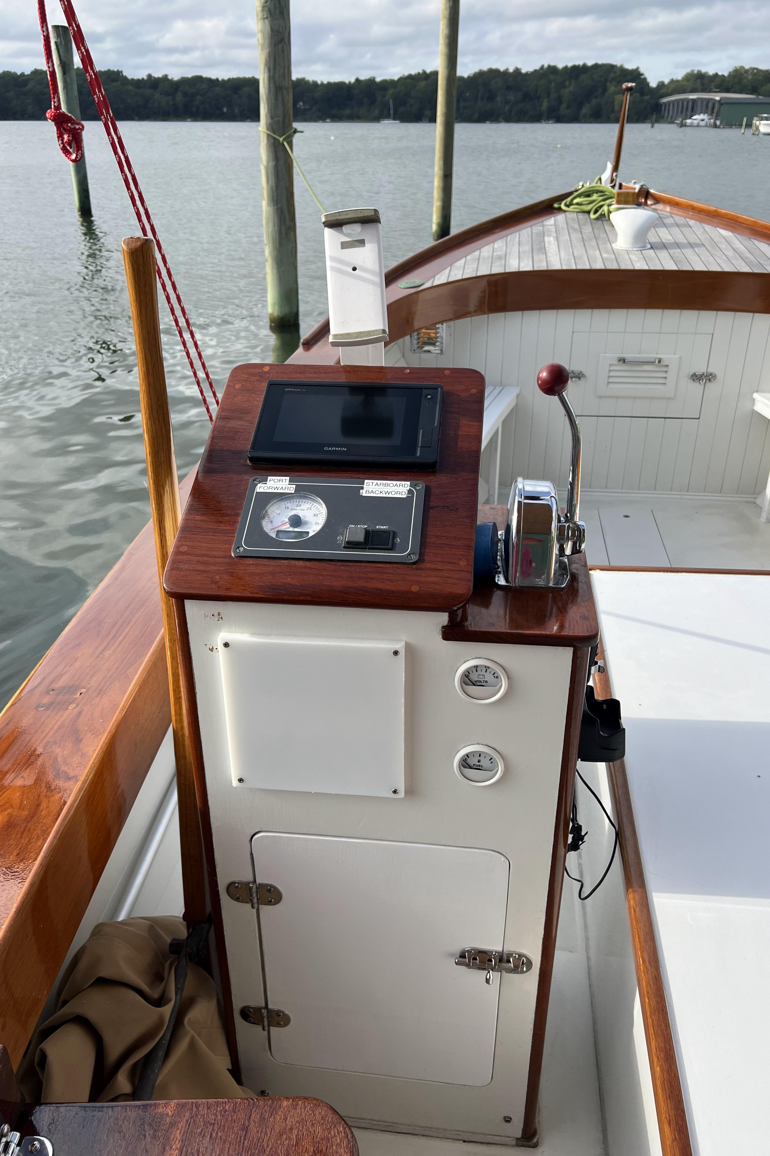 22 ft Hinckley Launch Console