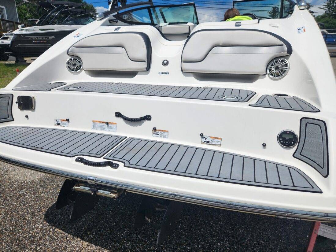2015 Yamaha Boats 212X - 10