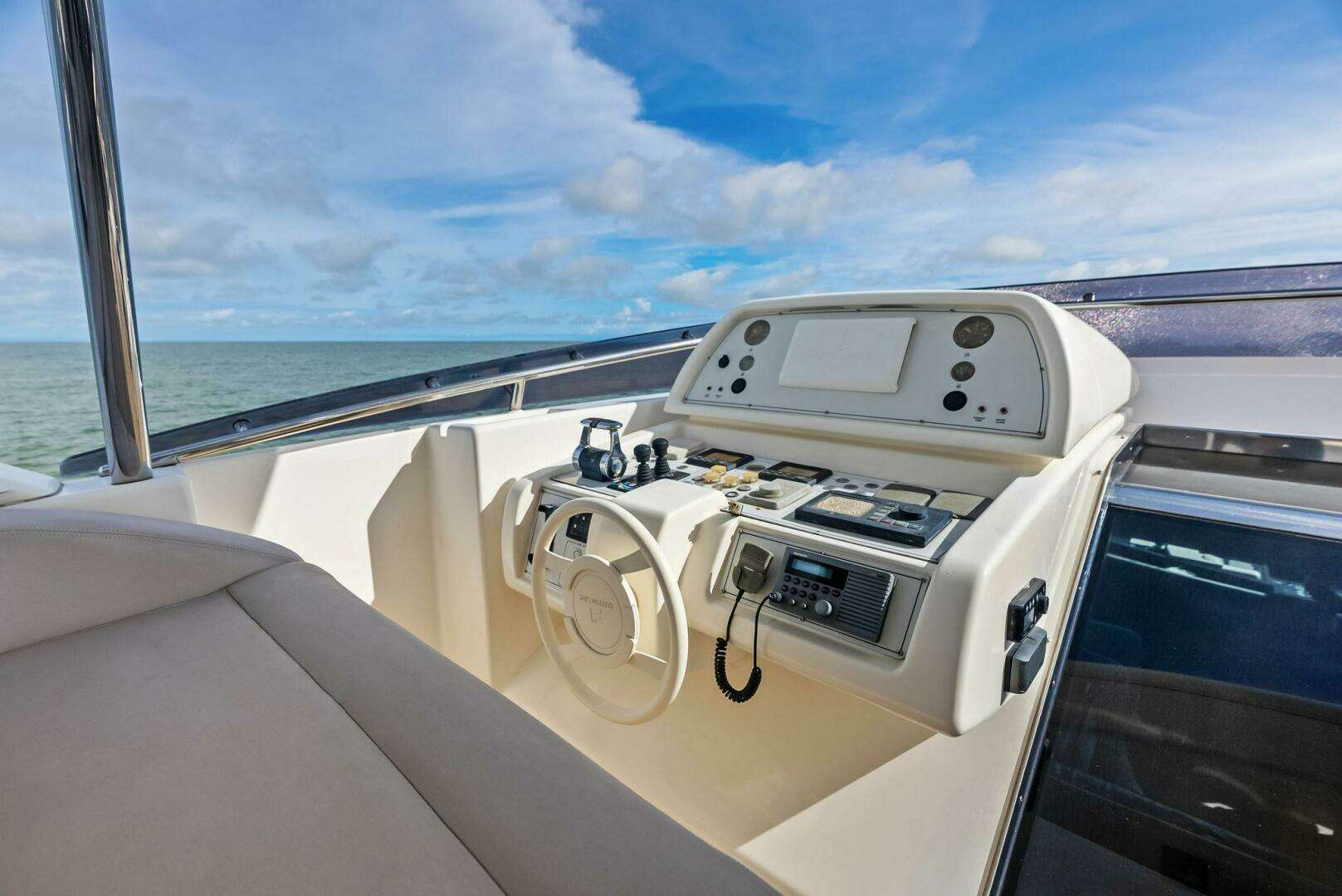2014 Custom Line 100 - Image 43