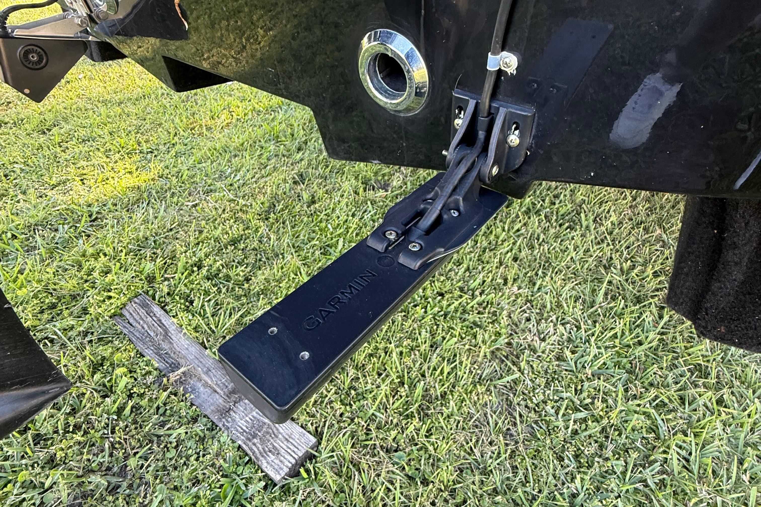 Transom-mounted Garmin device on 2021 Carolina Skiff 26 Ultra Elite boat.