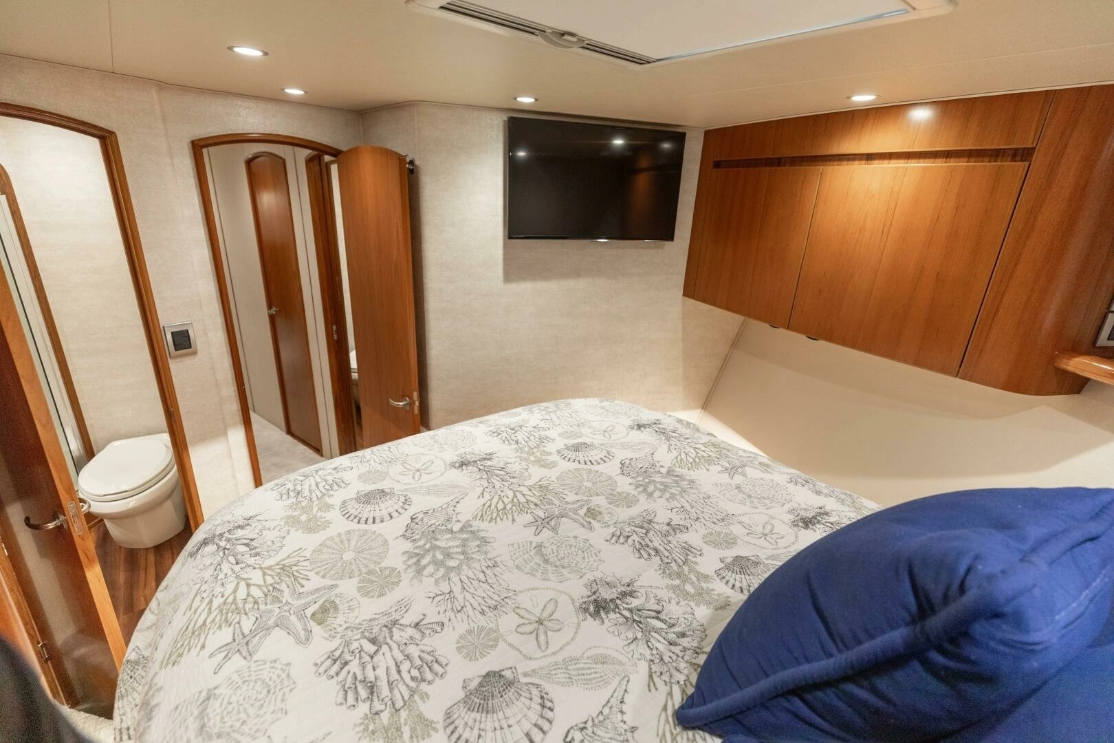 2015 Viking 70 Convertible - Image 20