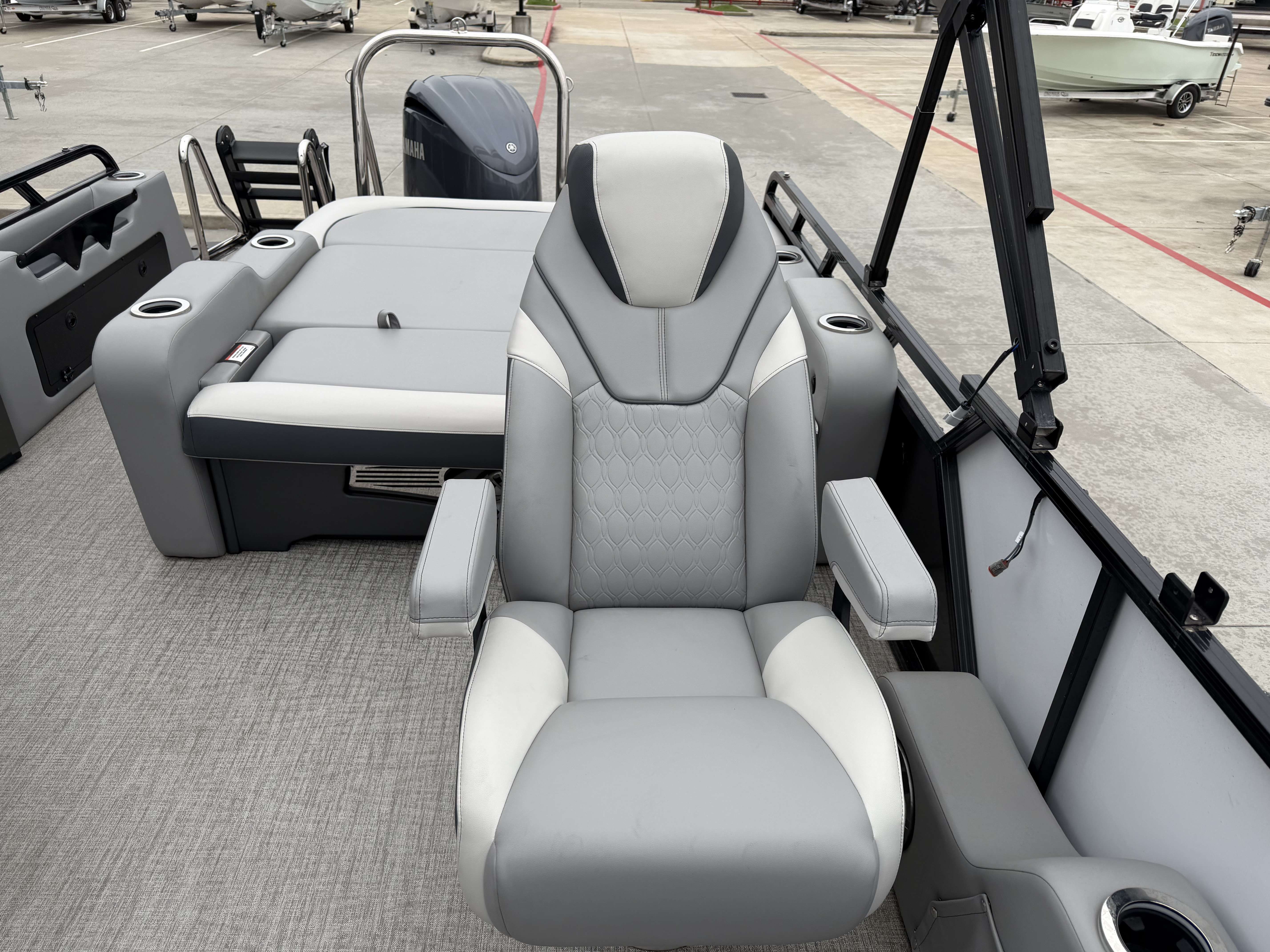 2025 Avalon LSZ Versatile Rear Bench - 25' - 19