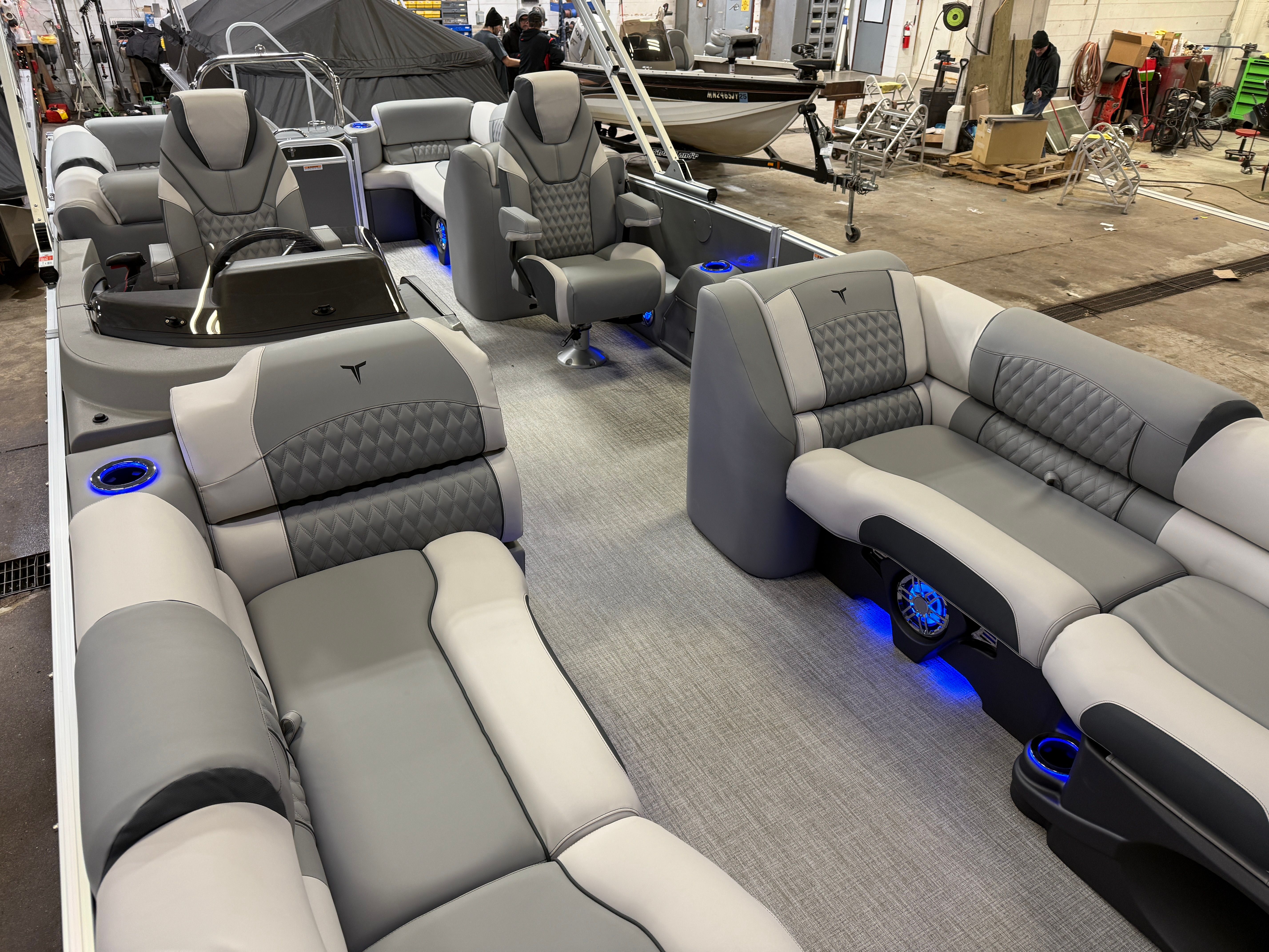 2025 Tahoe Cascade 200HP Quad Lounge 2385 Tritoon - 36