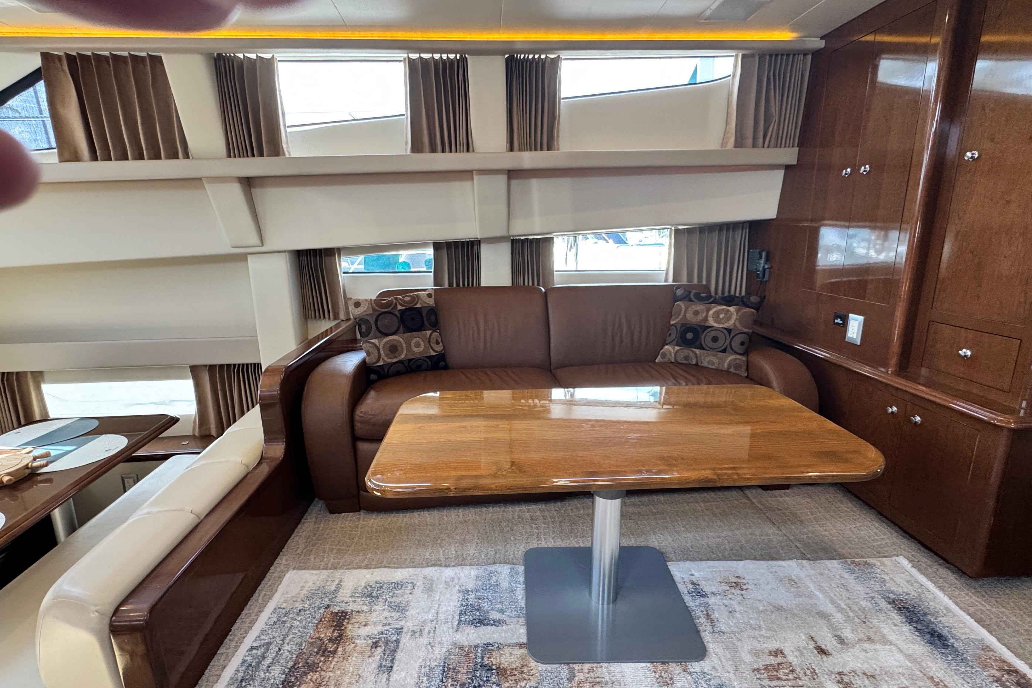2007 Carver 47 Motor Yacht Salon Seating