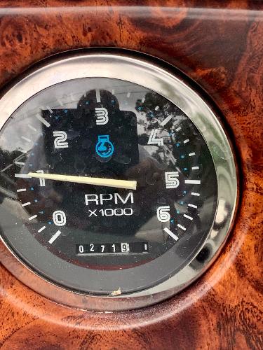 Close-up of 1998 Chaparral 2335 SS RPM gauge showing 271.9 hours.