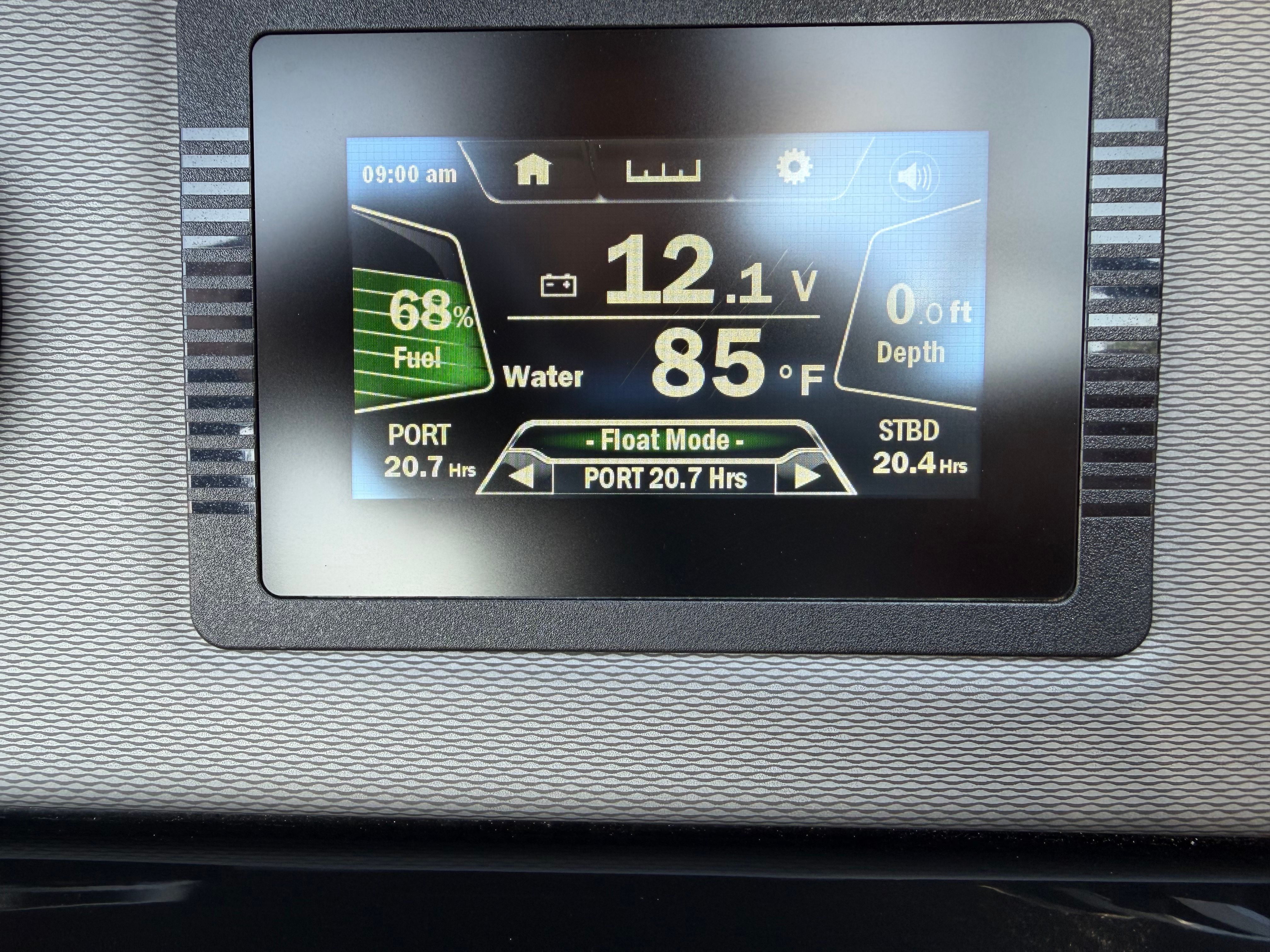The display shows boat information like fuel level, voltage, and water temperature.