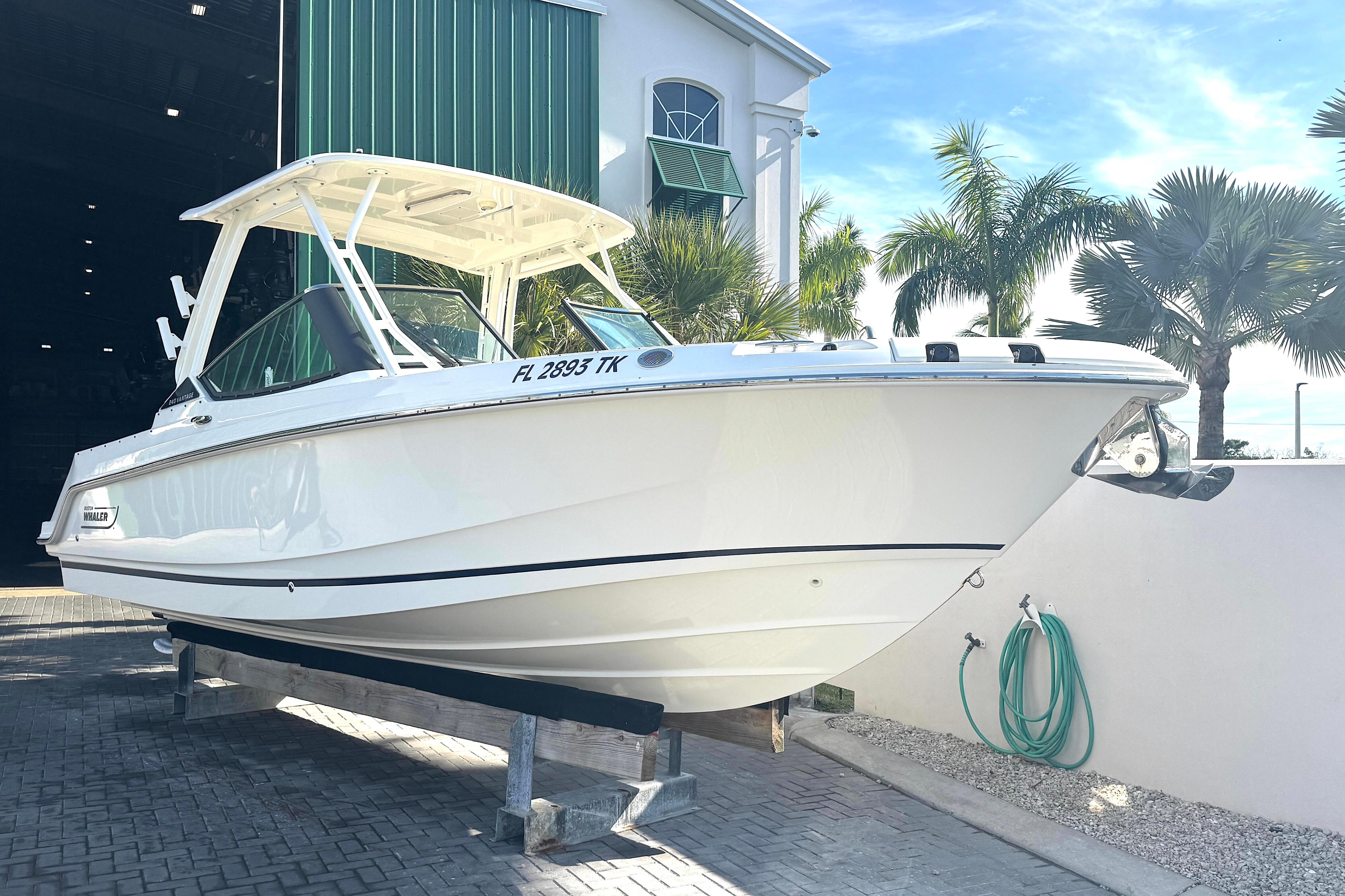 2023 Boston Whaler 240 Vantage