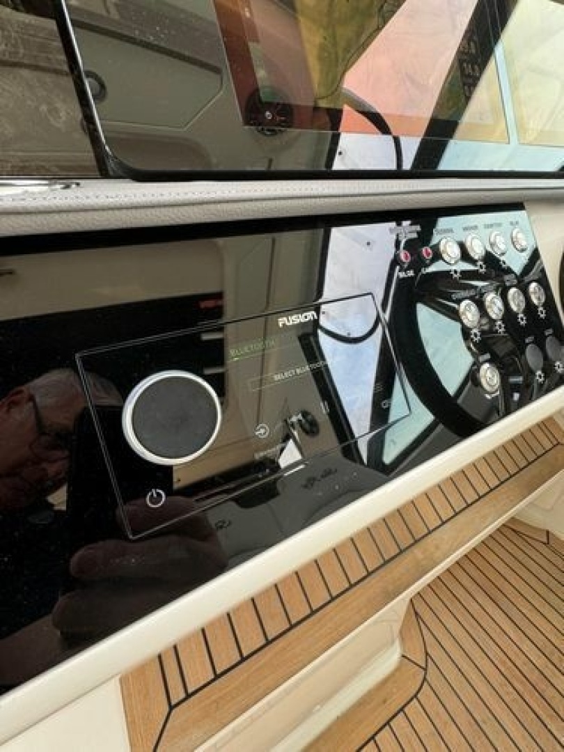2021 Sea Ray Sundancer 320 Outboard - Image 16