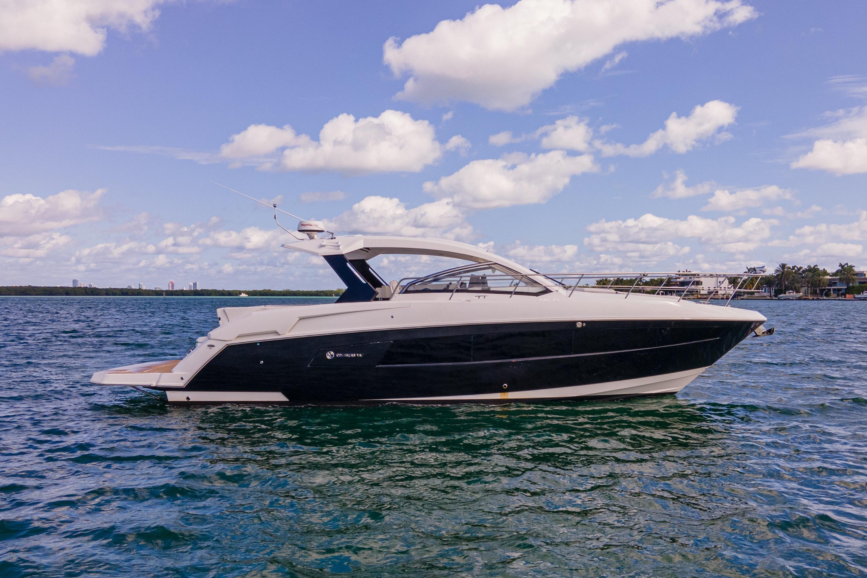 2018 Cruisers Yachts 390 Express Coupe