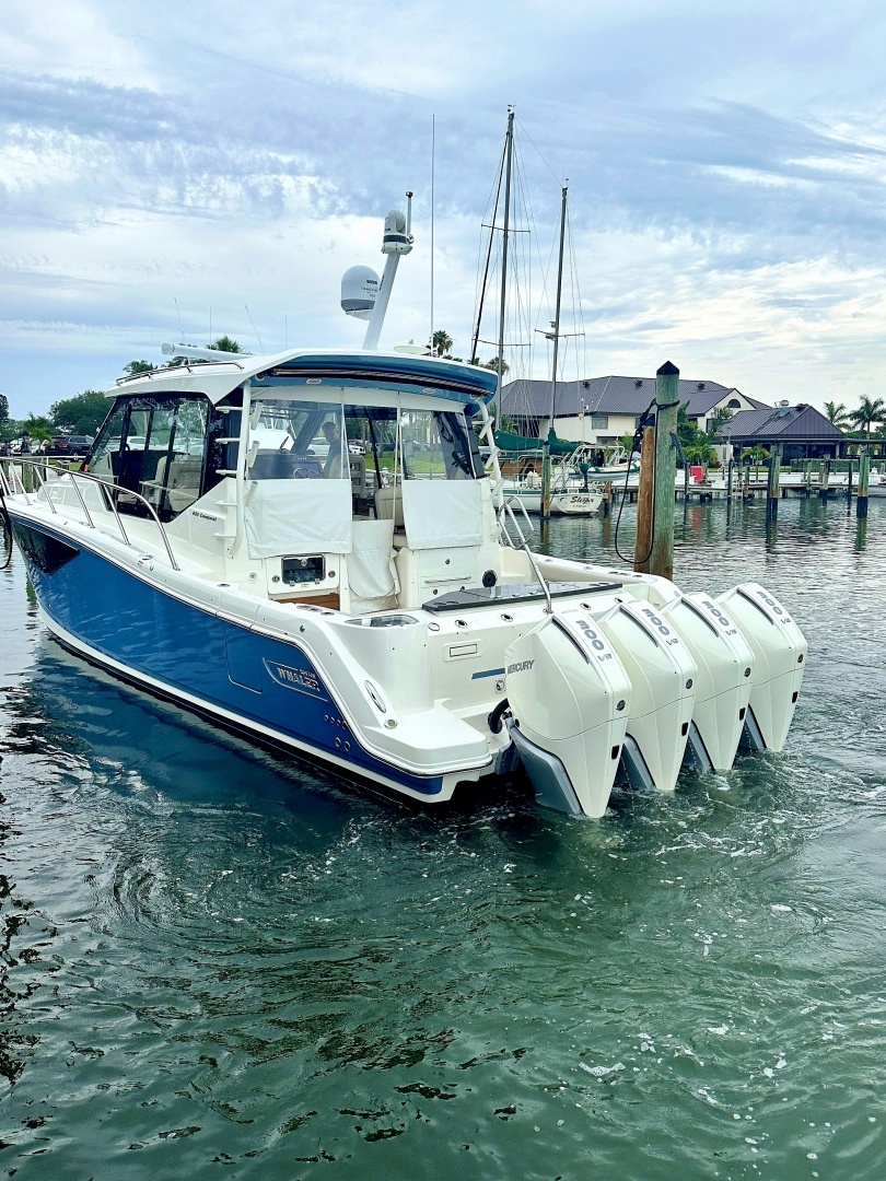 2023 Boston Whaler 405 Conquest - Image 4