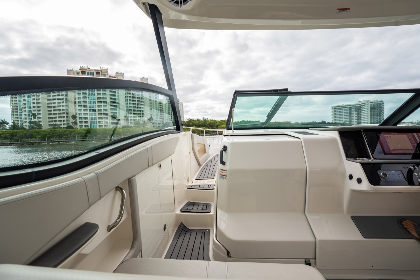 2021 Sea Ray Sundancer 320 Outboard - Image 9
