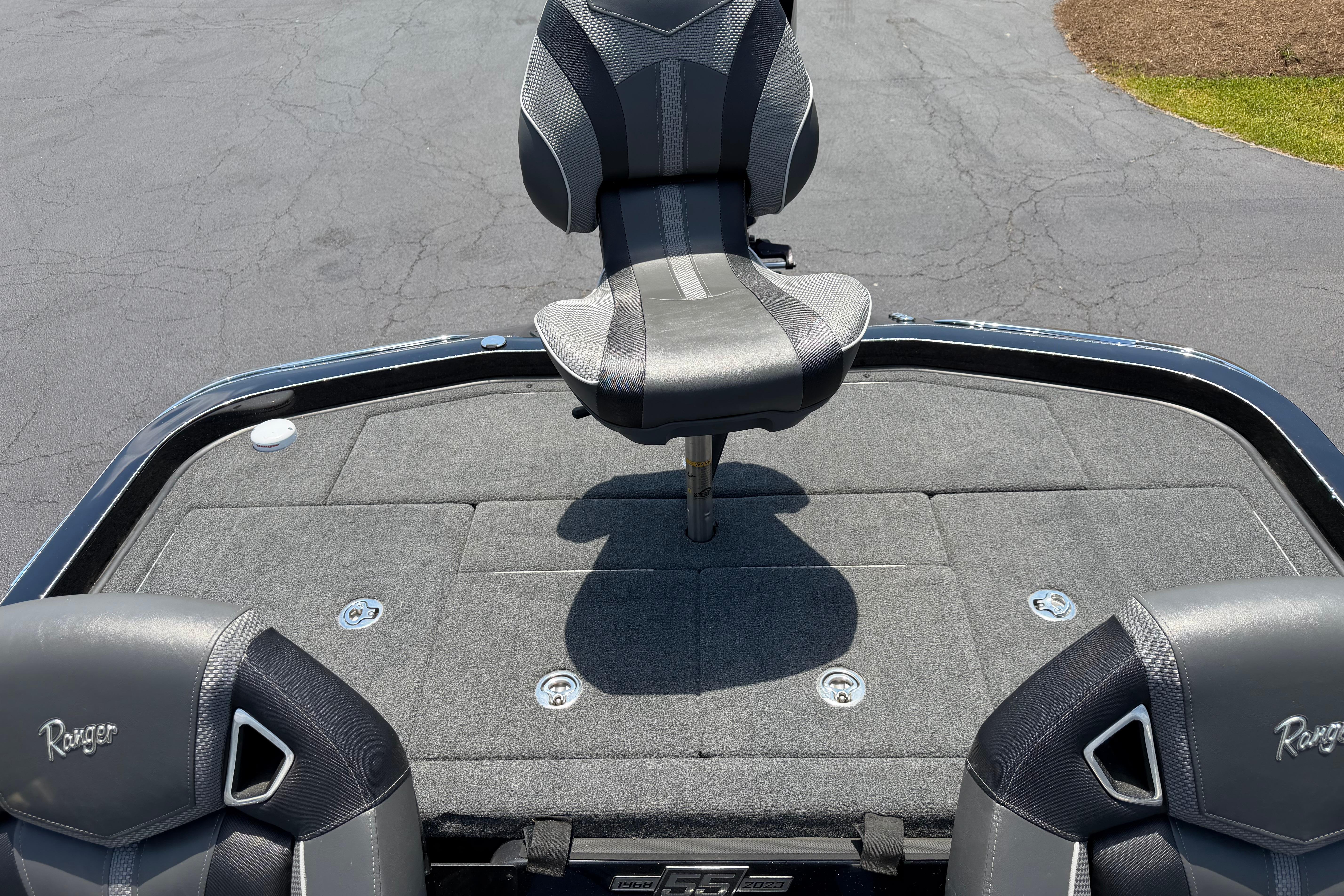 2023 Ranger Z520R boat interior with gray seating and carpeted deck.