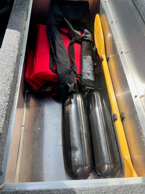 Bass Tracker Classic XL 2022 storage with paddle and life jacket.