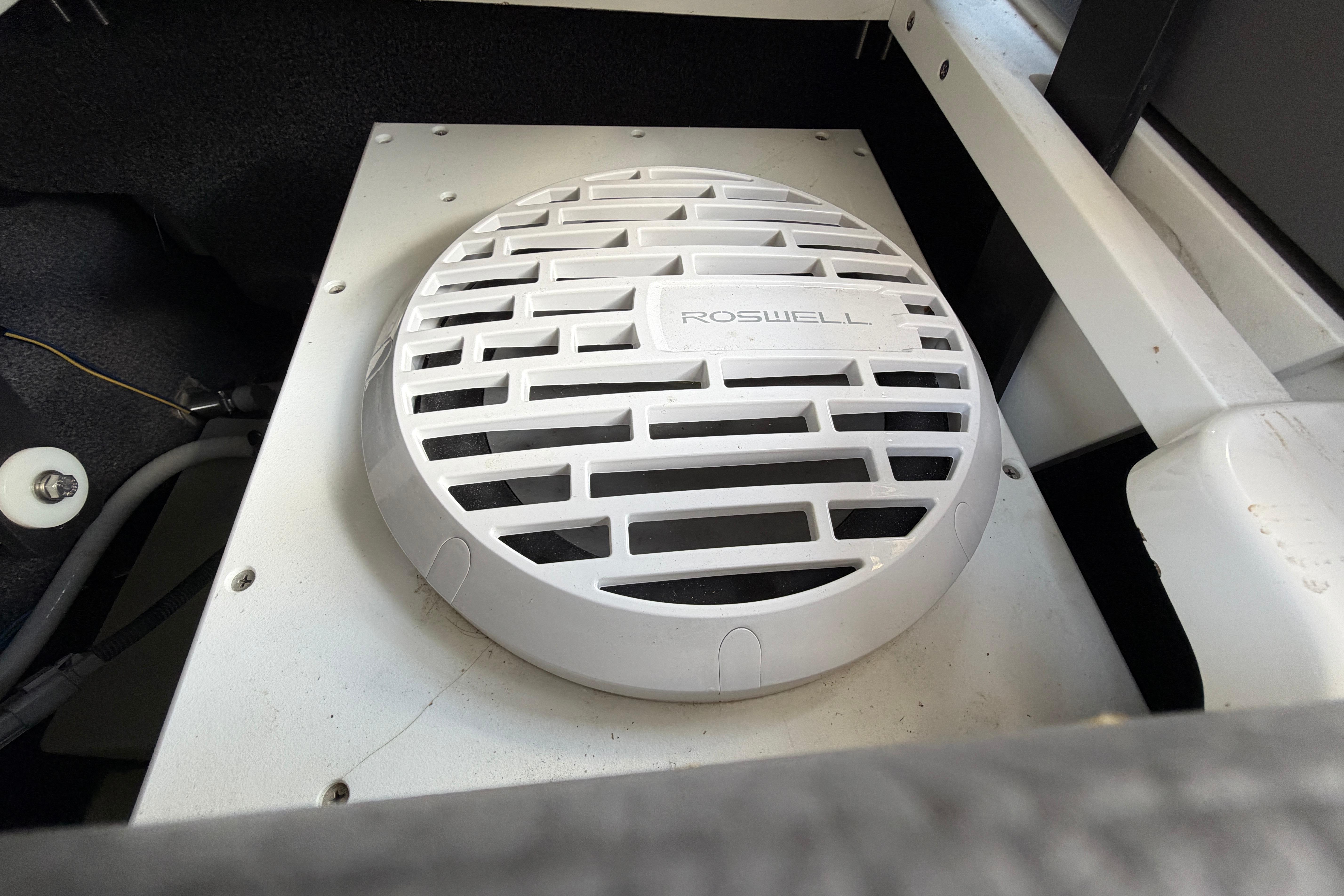 Speaker in Cobalt R8 Surf boat