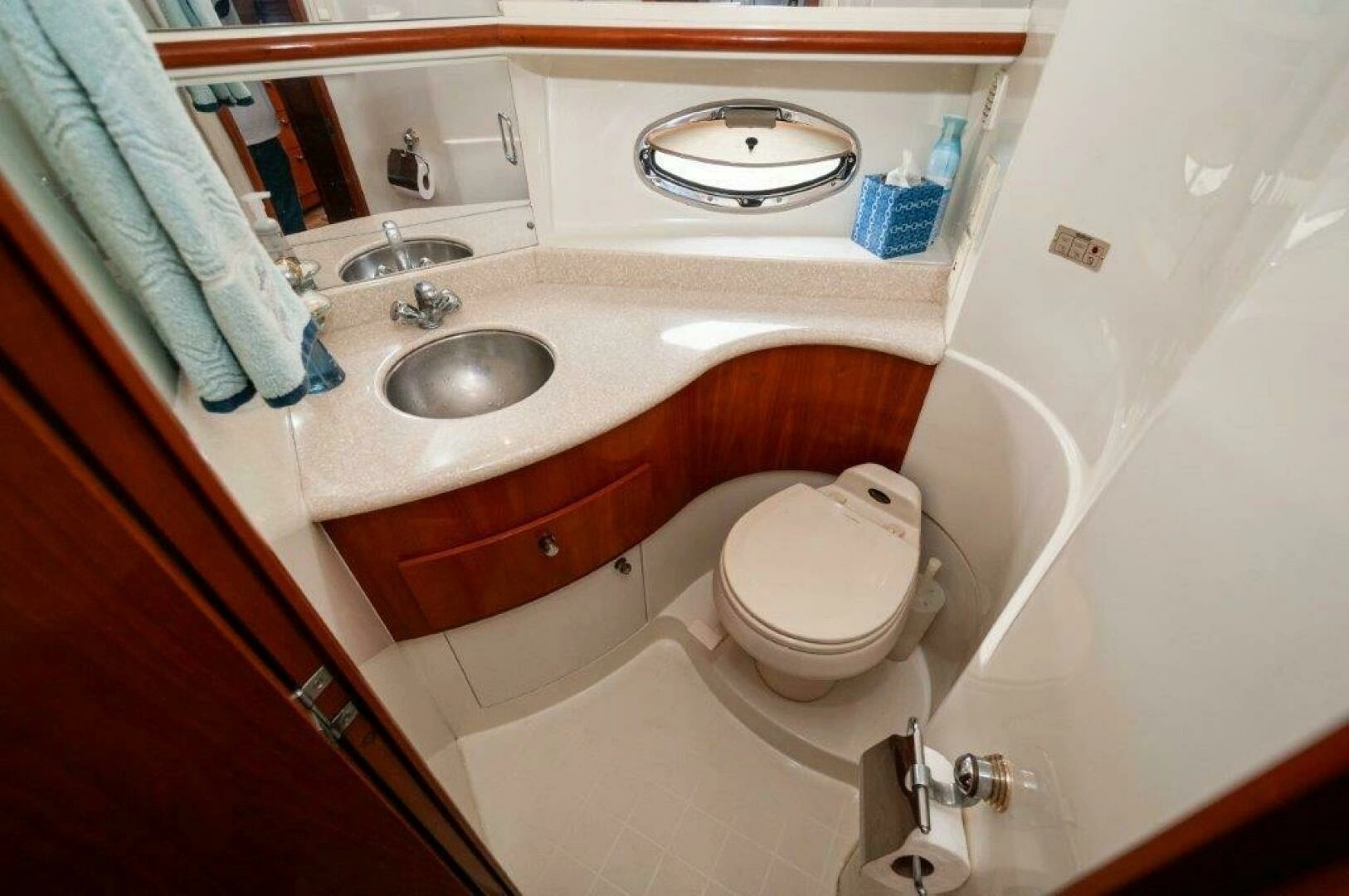 2002 Carver 444 Cockpit Motor Yacht - Image 19