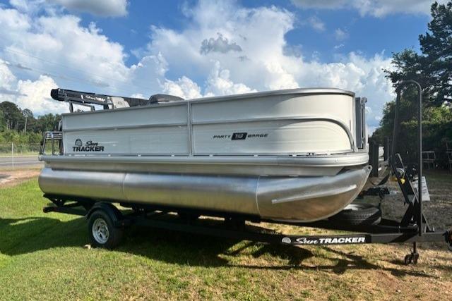 2026 Sun Tracker Party Barge 18 DLX