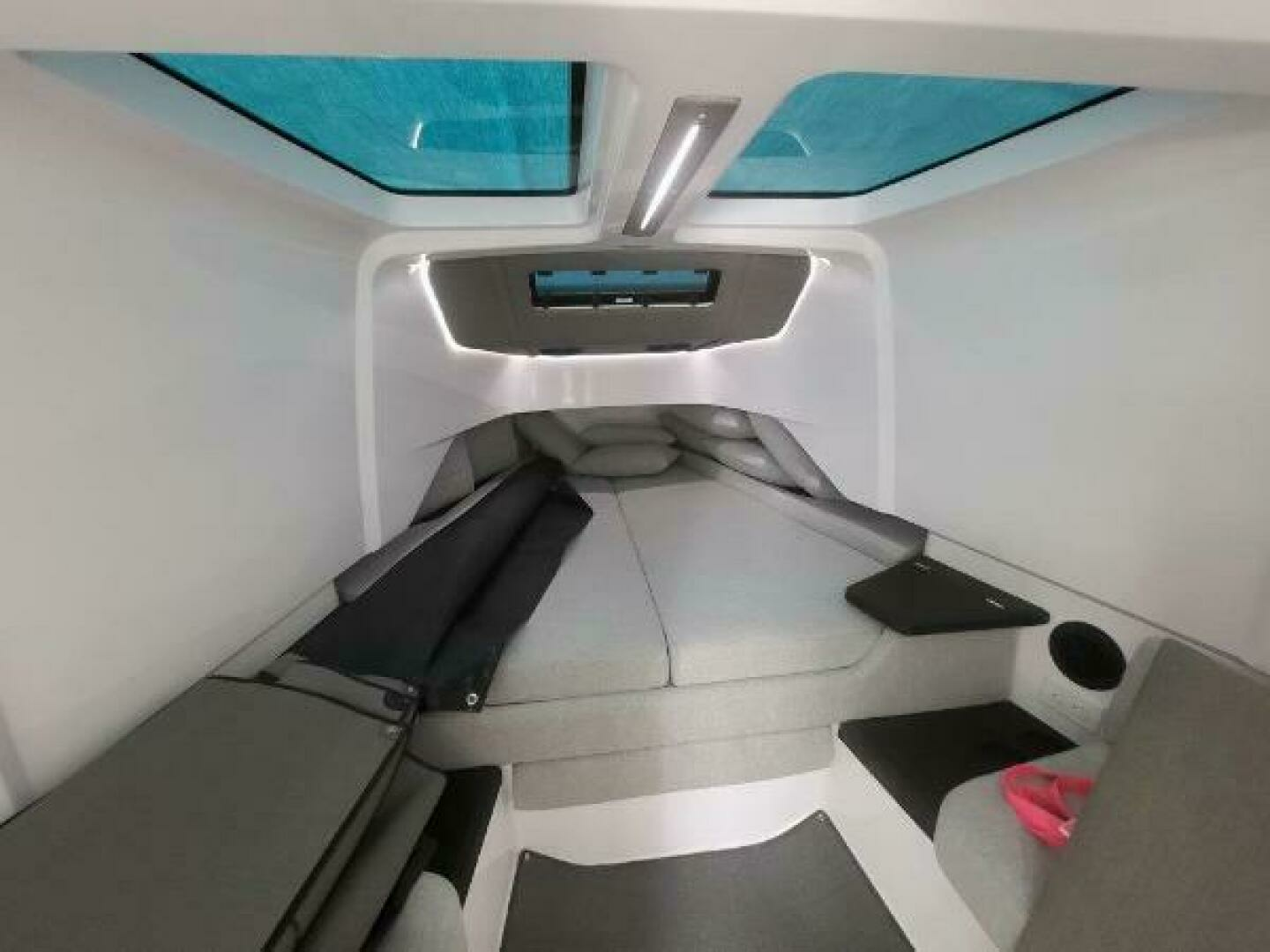 2024 Axopar 37 XC CROSS CABIN - Image 17