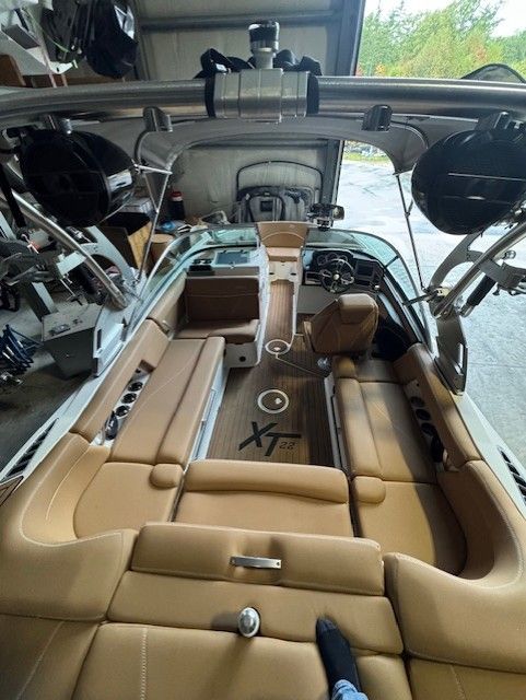 2020 MasterCraft XT22 - 14