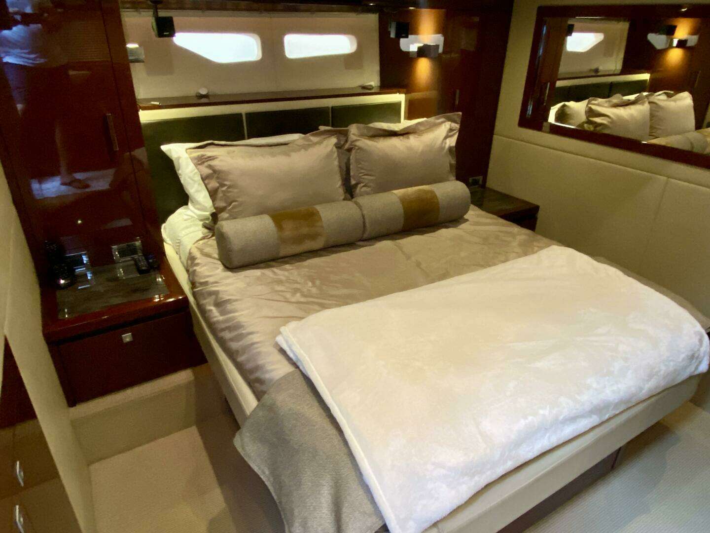 2015 Sea Ray 510 Sundancer - Image 3