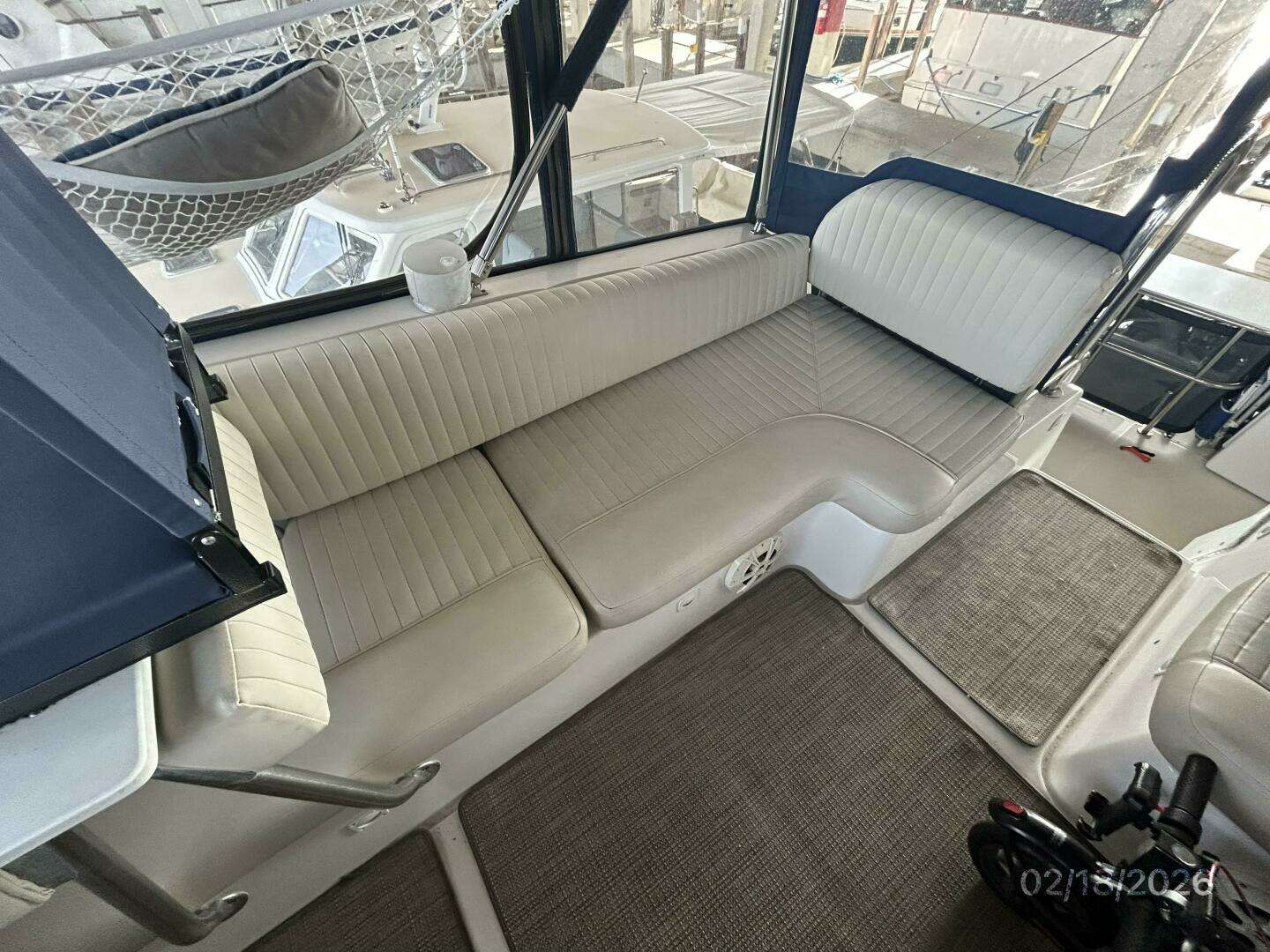 2004 Mainship 430 - Image 24