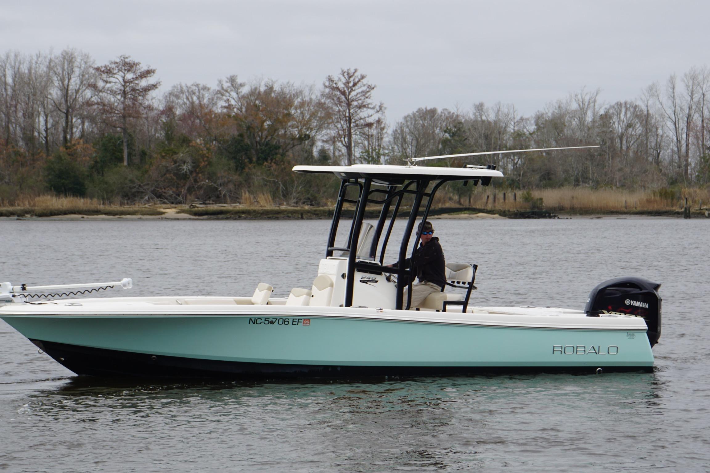 2017 Robalo 246 Cayman