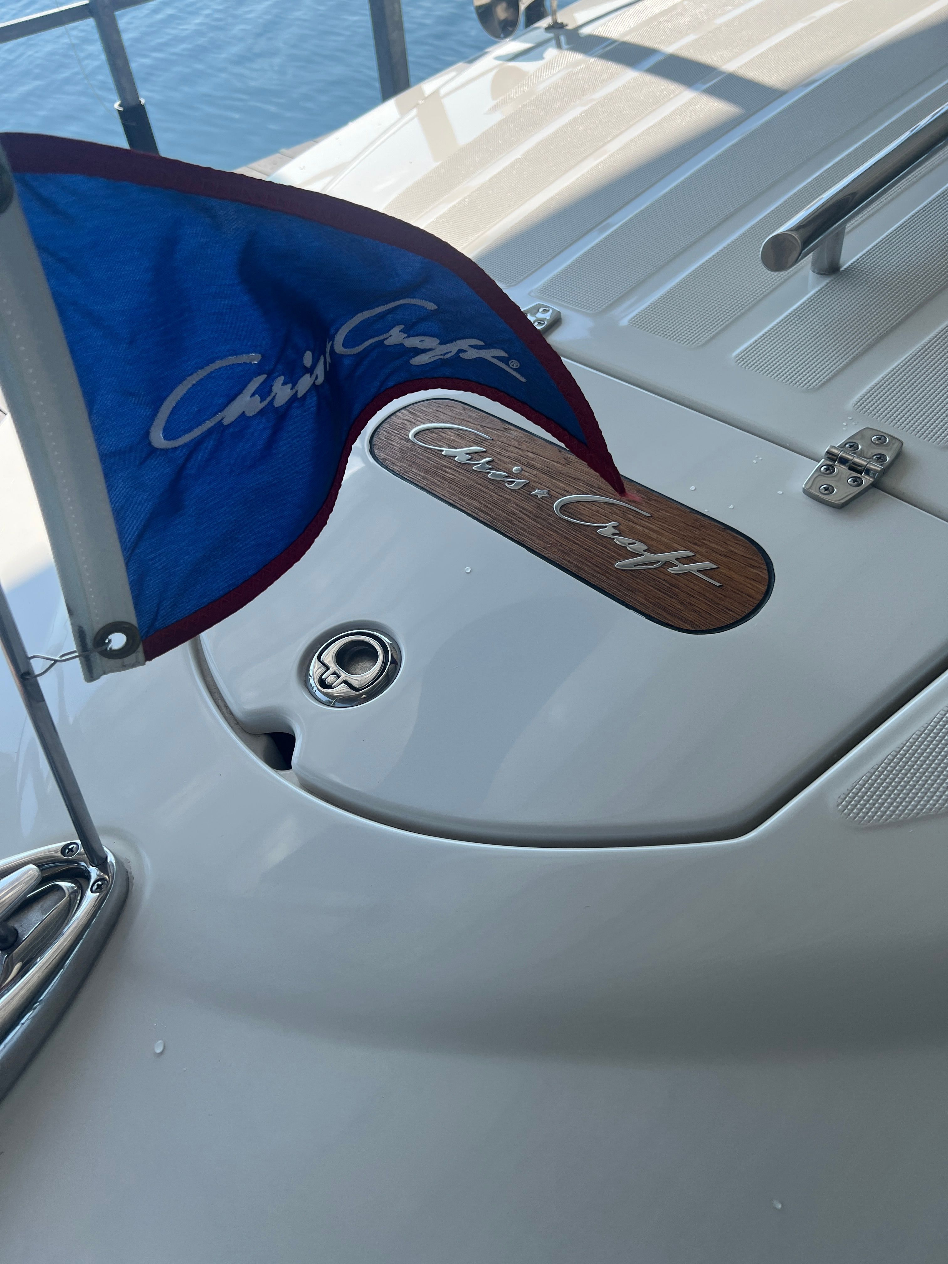 A 2006 Chris-Craft Speedster 20 with a blue flag and wood details on the deck.