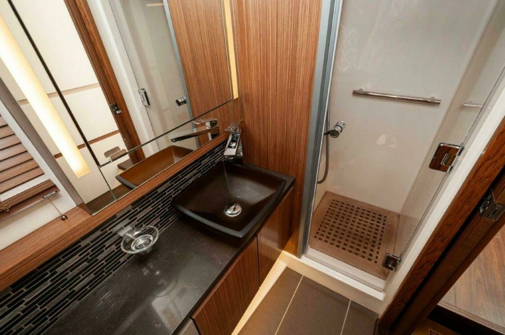 2018 Sea Ray L550 Flybridge - Image 21