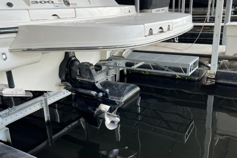 2011 Sea Ray 300 SLX boat stern and propeller in marina dock.