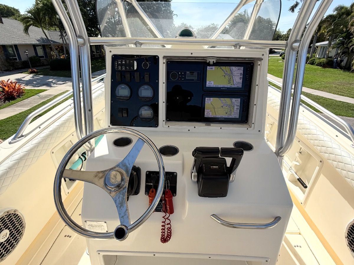 2004 World Cat 270TE helm with navigation system and controls.