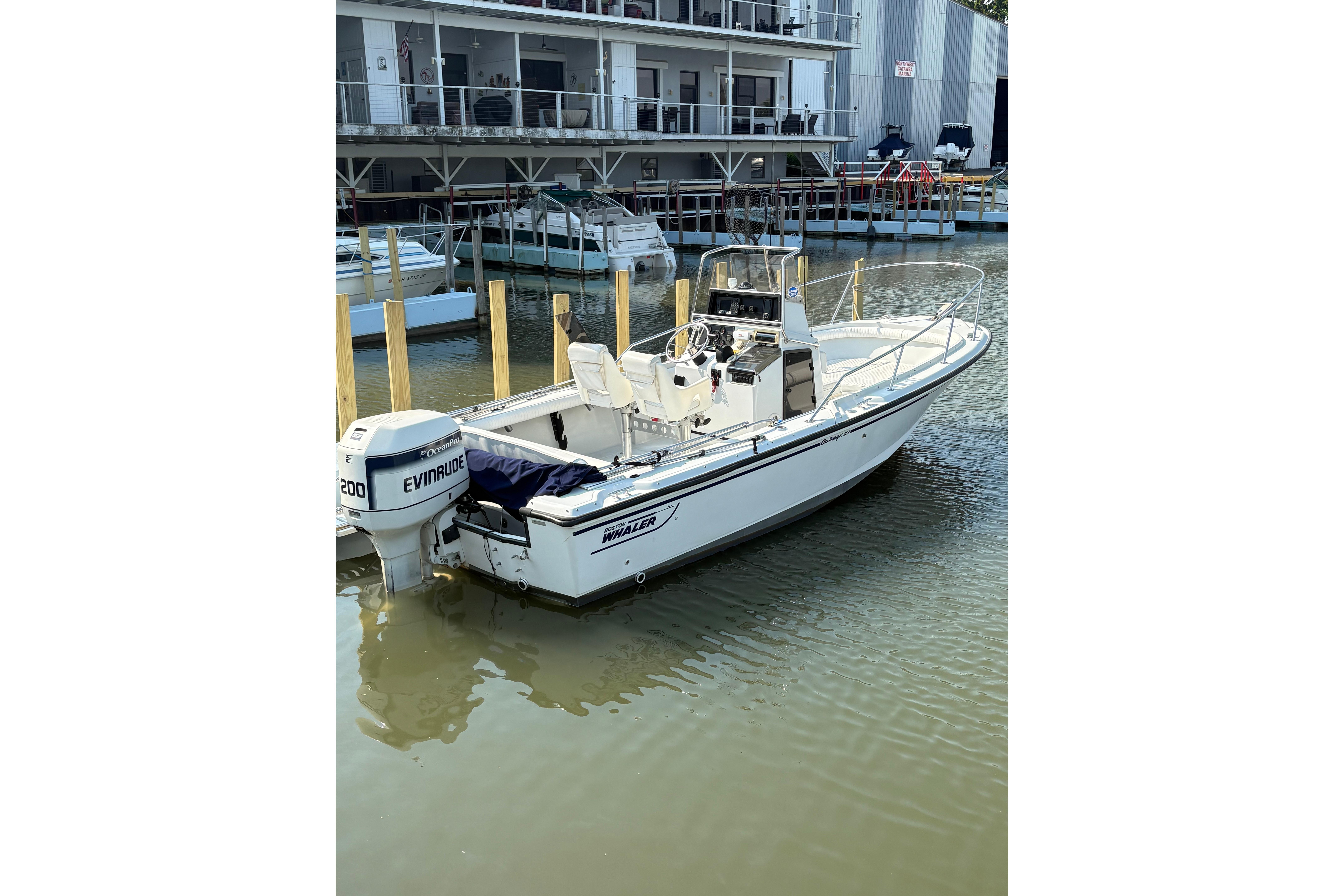 1993 Boston Whaler 21 Outrage